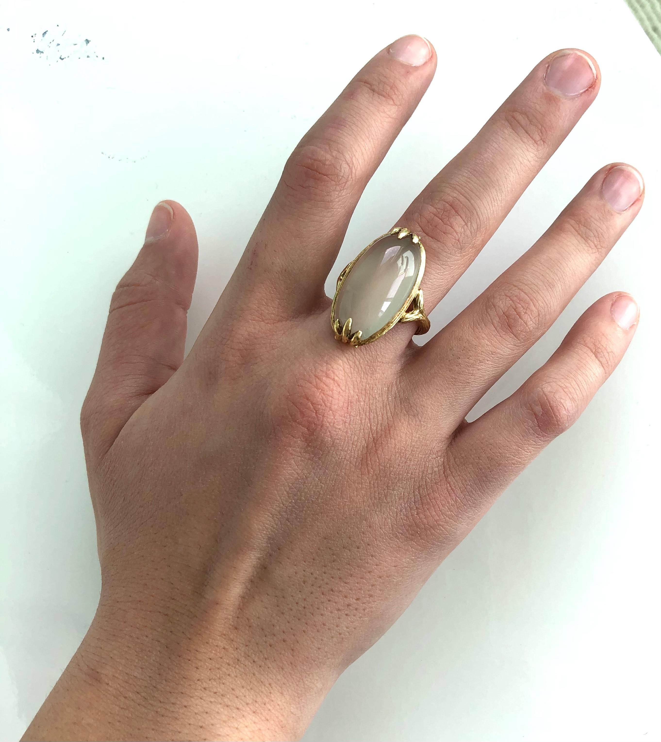 Gabrielle Sanchez Ovaler Cabachon-Mondstein 18 Karat Strukturierter Ring mit gespaltenem Schaft (Kunsthandwerker*in) im Angebot