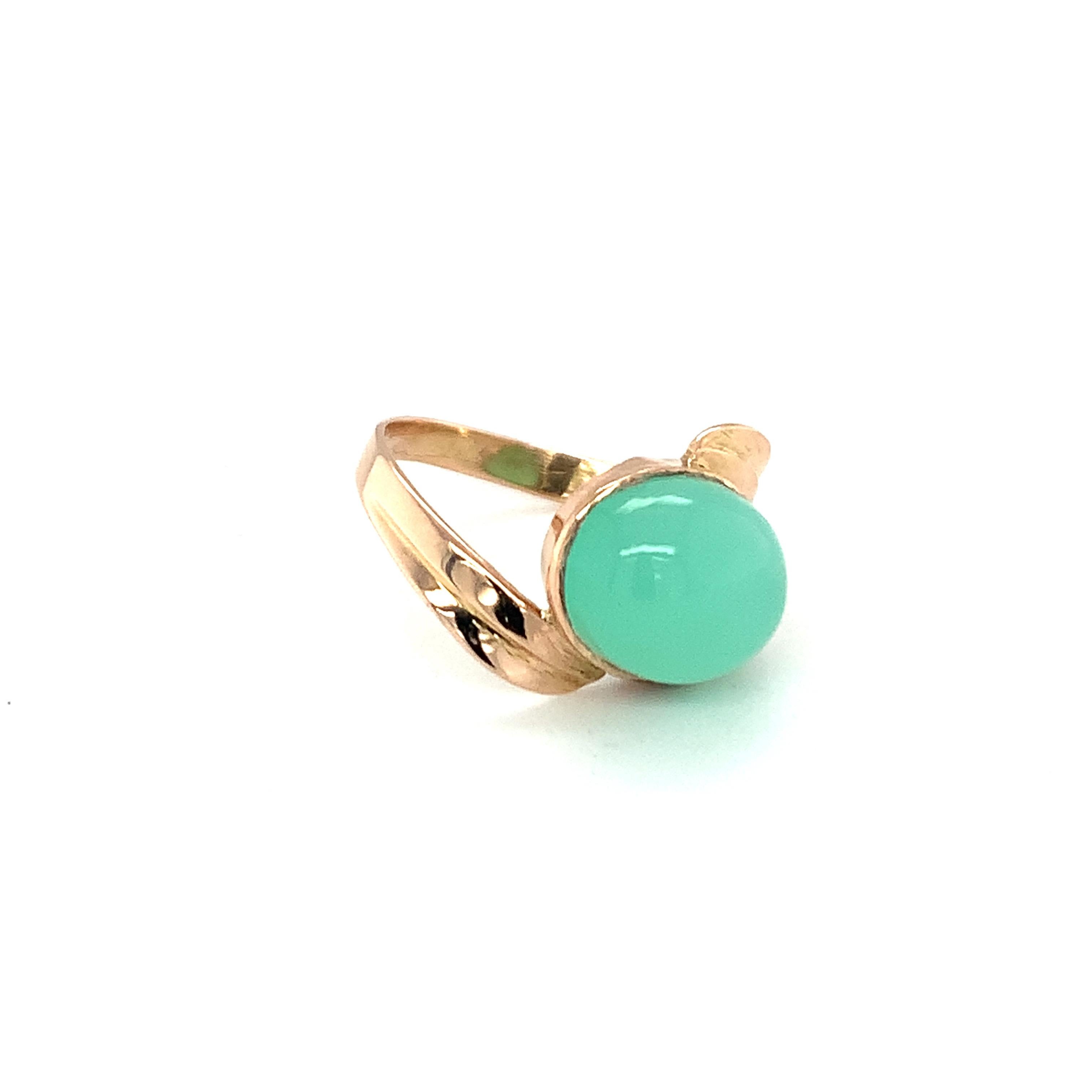 Artisan Oval Cabochon Chalcedony 14K Yellow Gold Ring For Sale