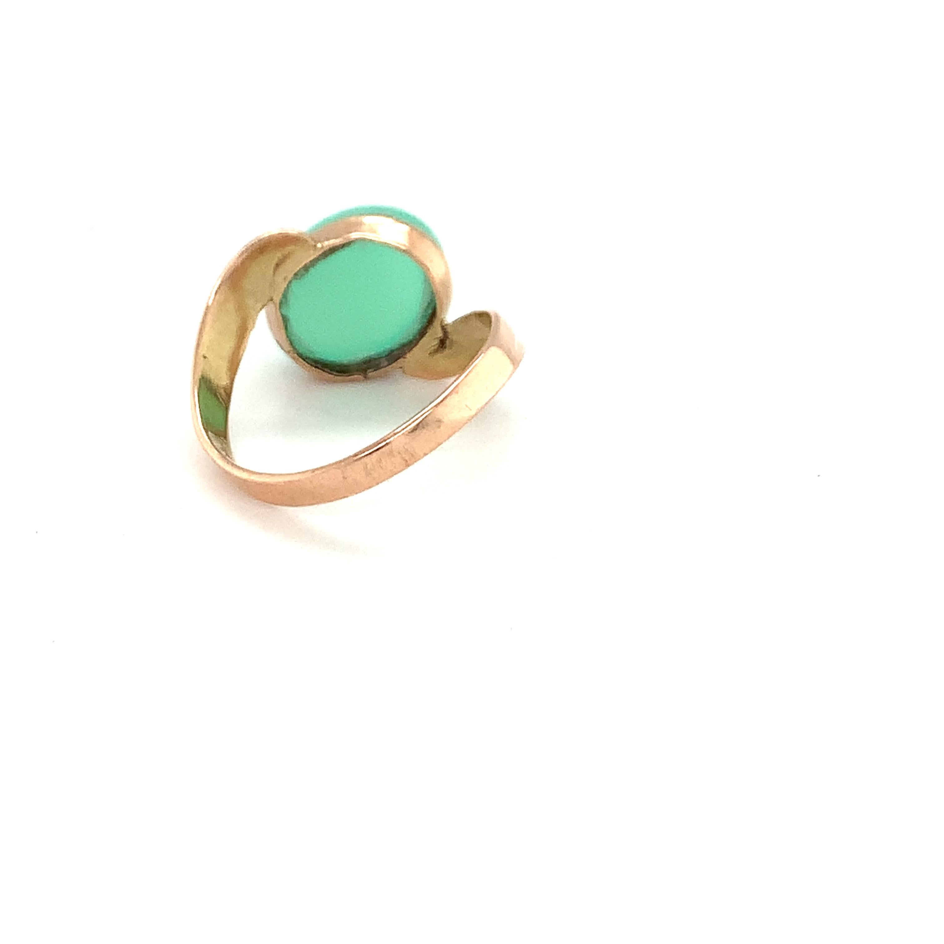 Oval Cabochon Chalcedony 14K Yellow Gold Ring In New Condition For Sale In Trumbull, CT