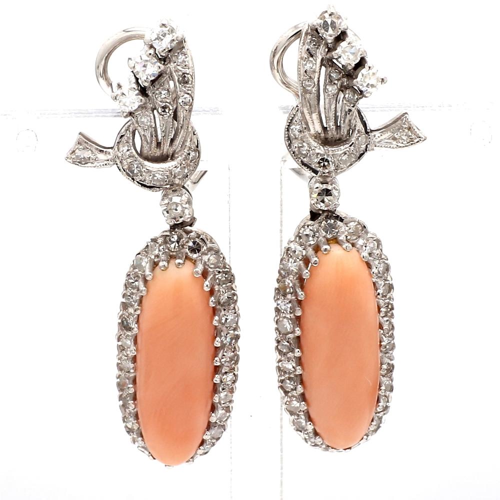 Cabochon Orecchini ovali di corallo cabochon e diamanti in vendita