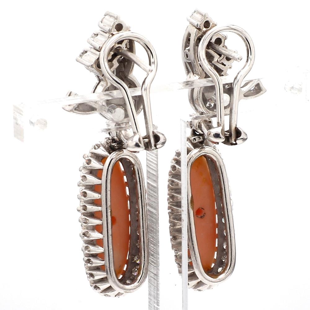 Orecchini ovali di corallo cabochon e diamanti In condizioni ottime in vendita a Scottsdale, AZ