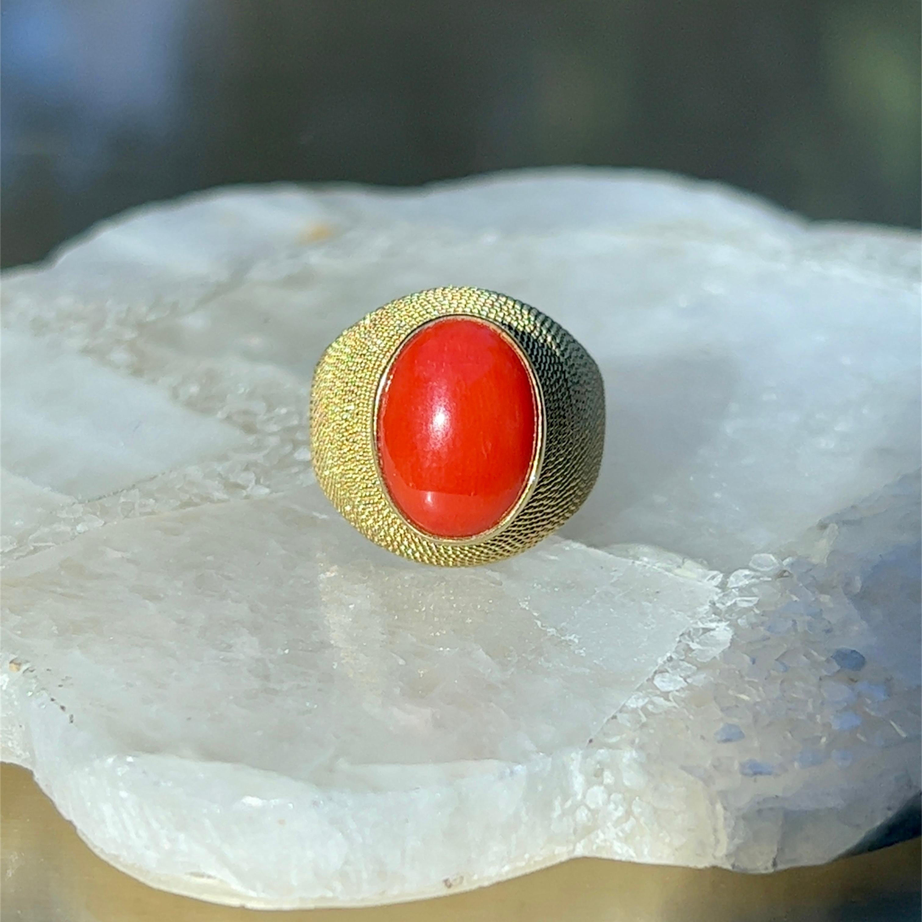 Oval Cabochon Coral Rope Ring in 18K Yellow Gold In Good Condition In Towson, MD