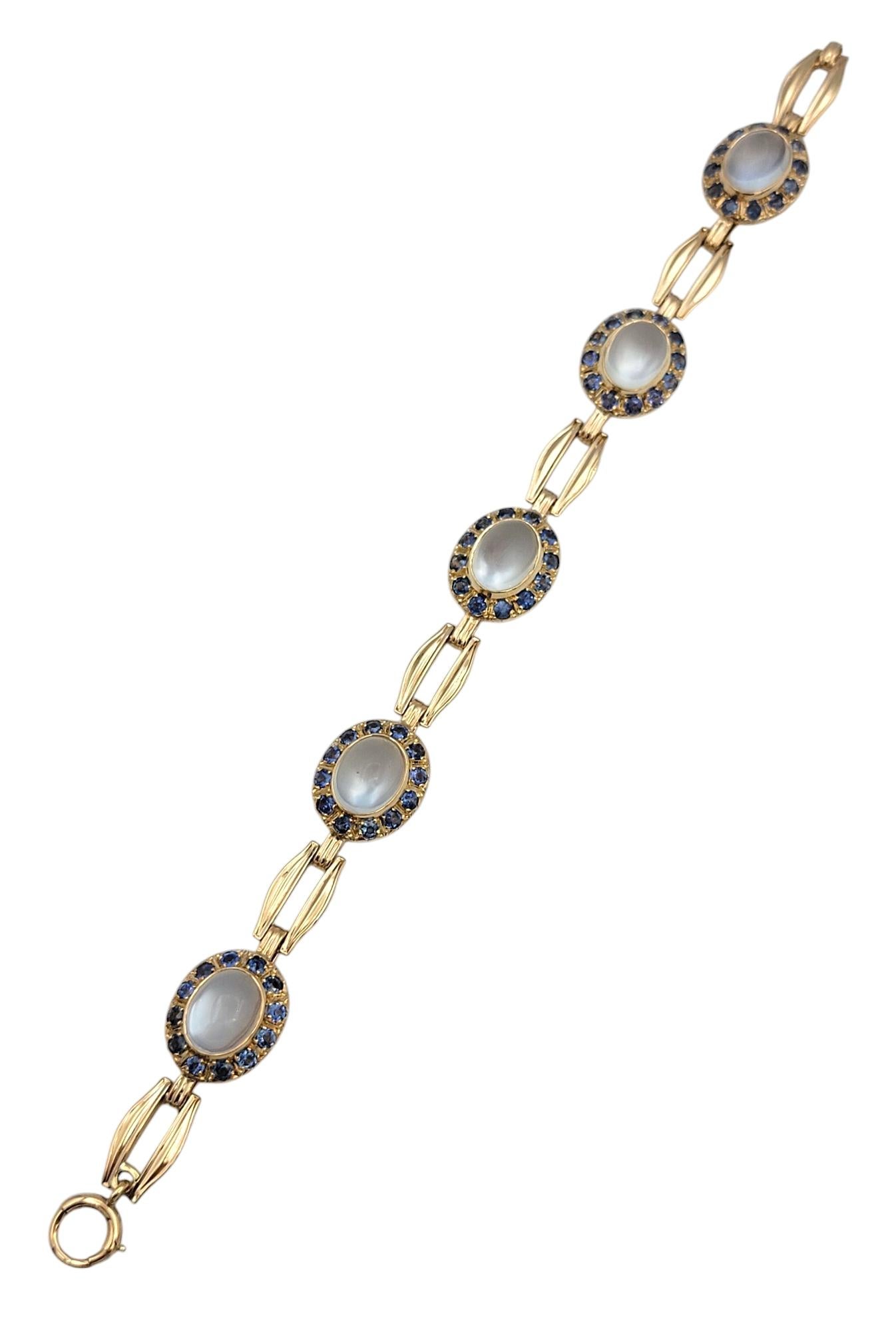 Cattura la bellezza celeste con questo incantevole bracciale con pietra di luna e zaffiro, realizzato in oro rosa 14 carati. Whiting, luminose pietre di luna ovali cabochon abbinate a vibranti zaffiri blu a taglio rotondo, il braccialetto raggiunge