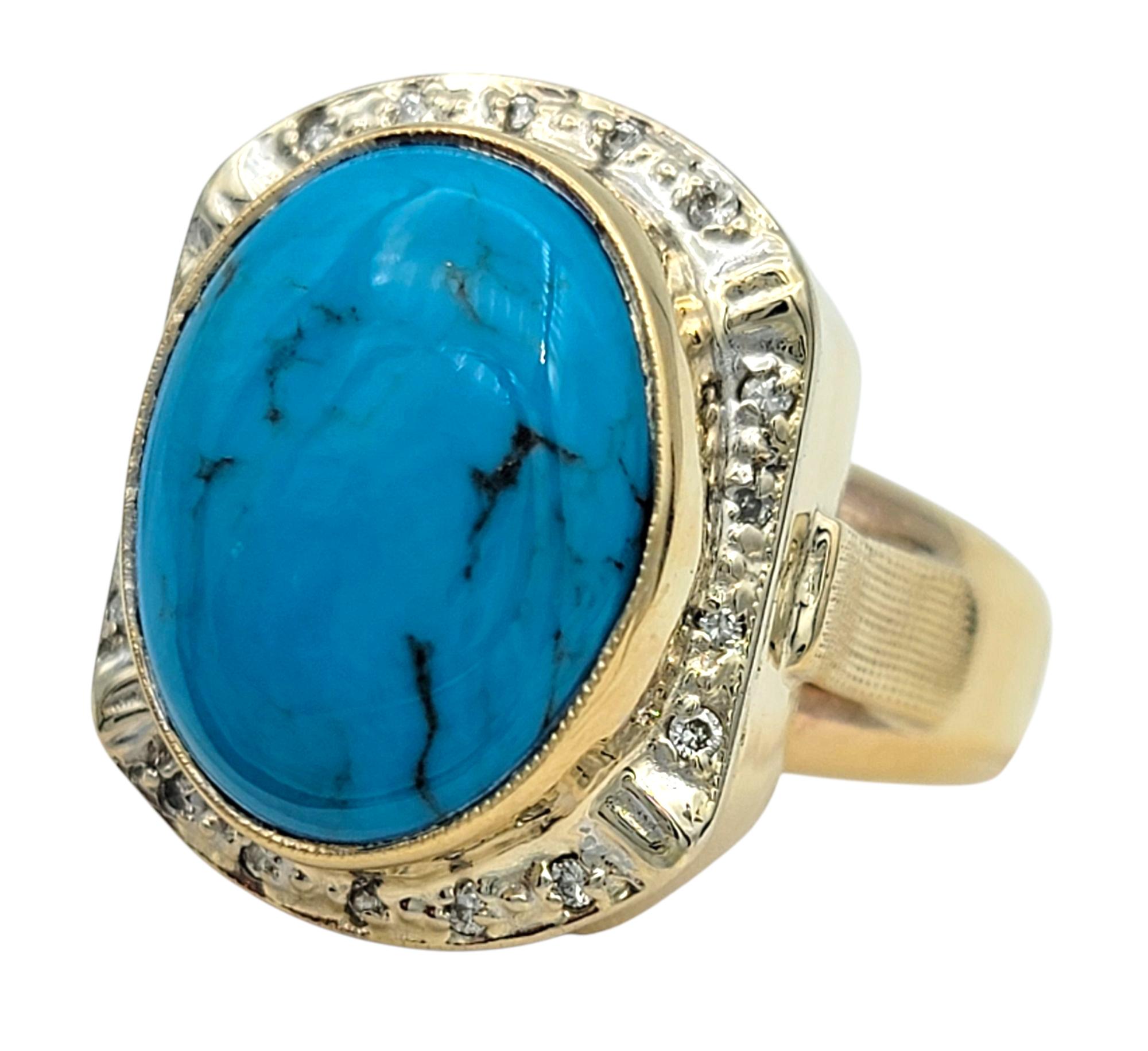 Taille de l'anneau : 6.75

Cette bague en turquoise et diamants présente un éclat de couleur audacieux. Au centre se trouve un cabochon ovale de turquoise bleu sarcelle, serti en chaton pour mettre en valeur sa surface lisse et polie et sa beauté