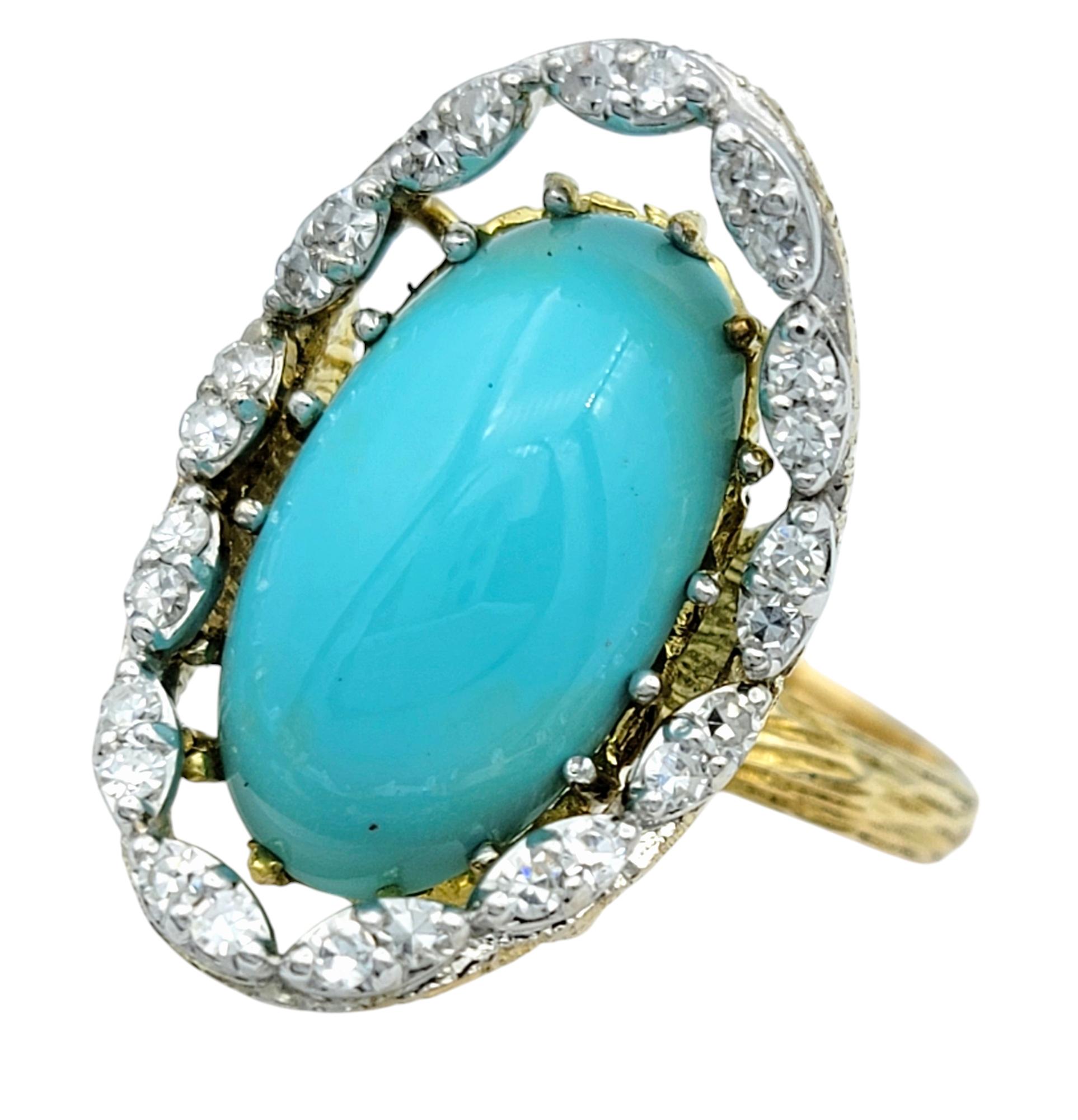 Misura dell'anello: 7,5

Questo straordinario anello con turchese e diamanti è un capolavoro di design elegante e colore vibrante. Al centro c'è un affascinante turchese ovale cabochon, la cui serena tonalità celeste irradia un senso di calma e