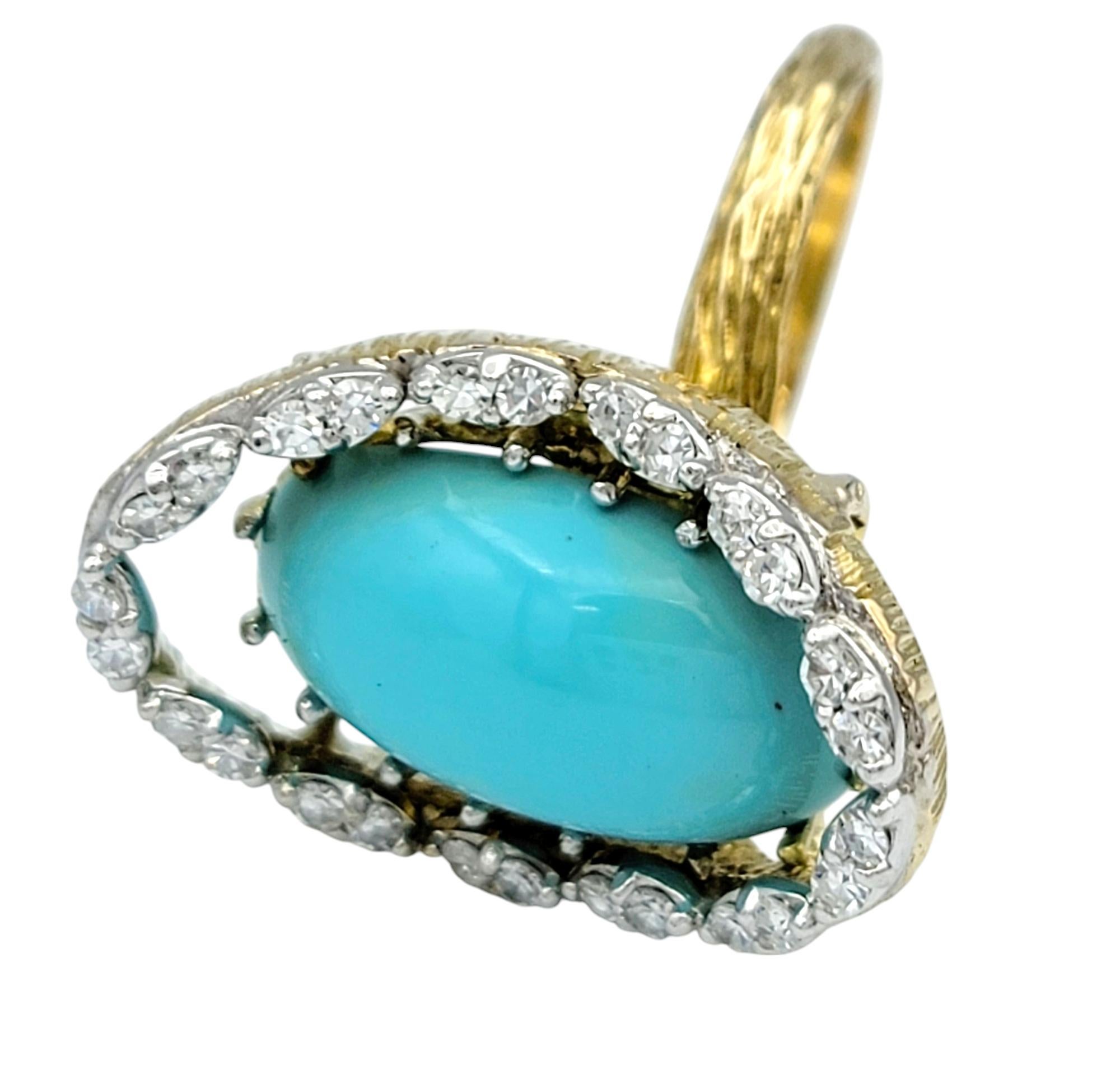 Taglio ovale Anello cocktail con turchese ovale tagliato a cabochon e diamante a raggiera in oro 18 carati in vendita