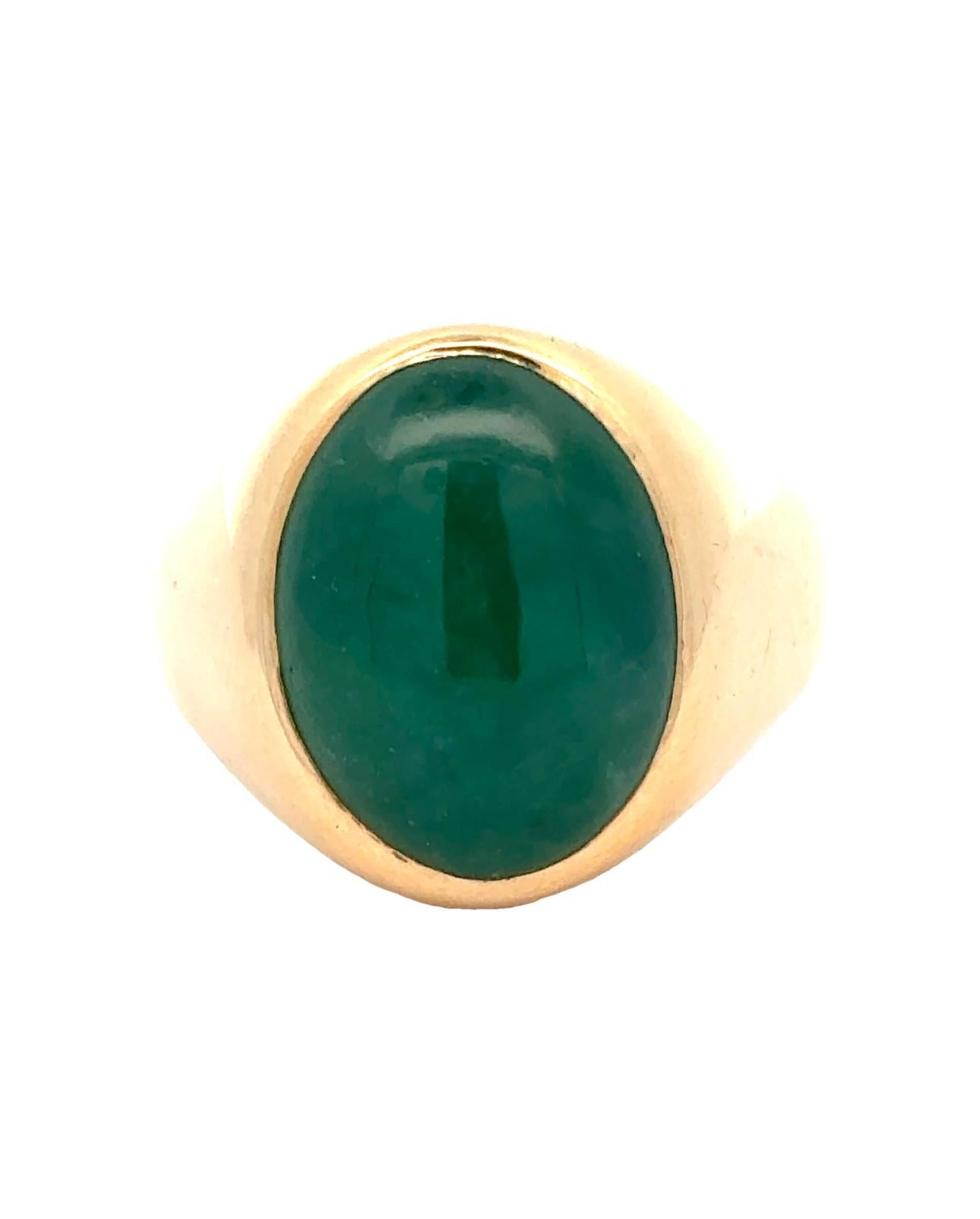 Dieser fachmännisch gefertigte Ring aus 14 Karat Gelbgold besticht durch einen ovalen Cabochon-Smaragd. Sein kühnes Design kann sowohl von Männern als auch von Frauen getragen werden, was ihn zu einem vielseitigen Schmuckstück für jede Sammlung