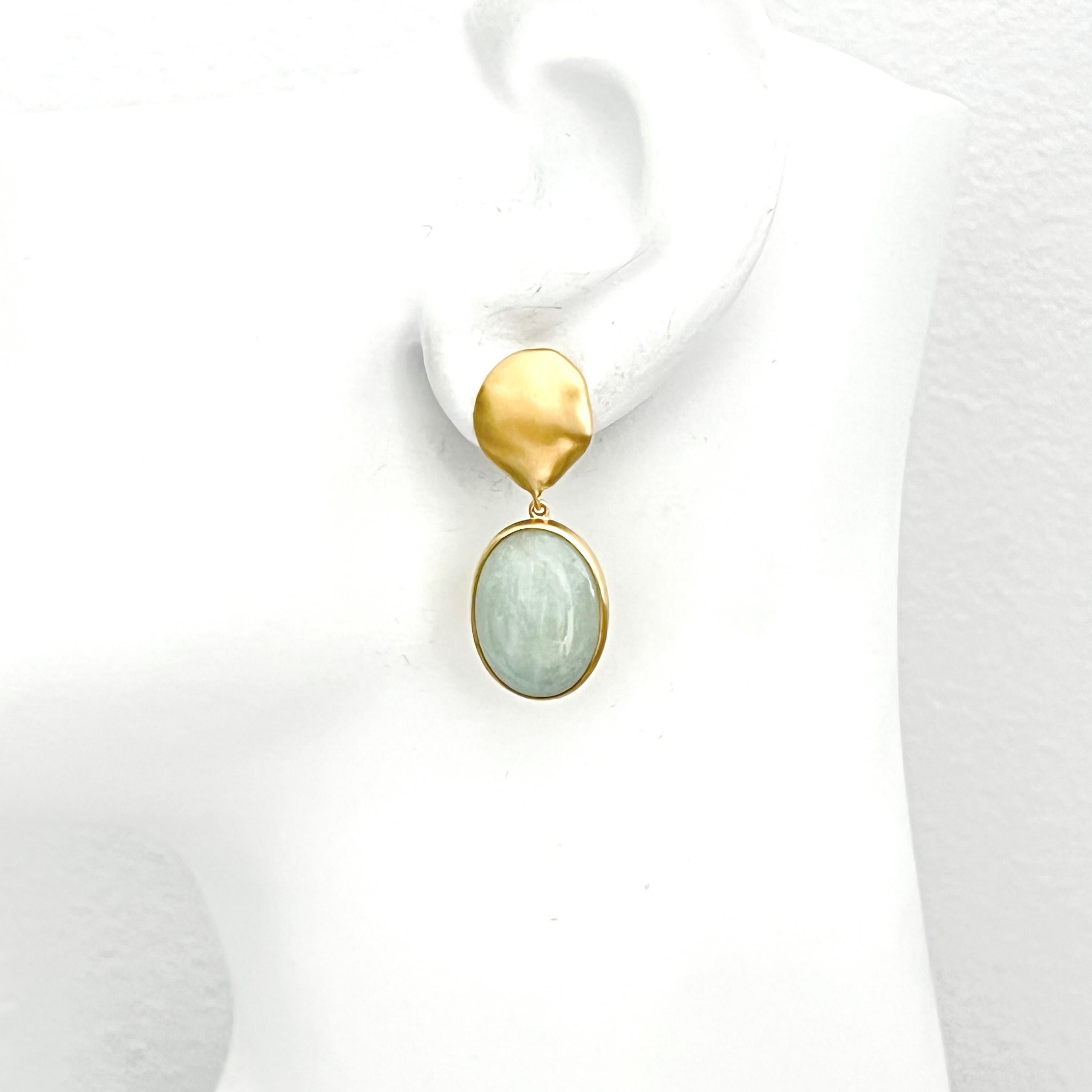 Taglio ovale Orecchini a goccia ovali con cabochon di berillo verde in vermeil in vendita