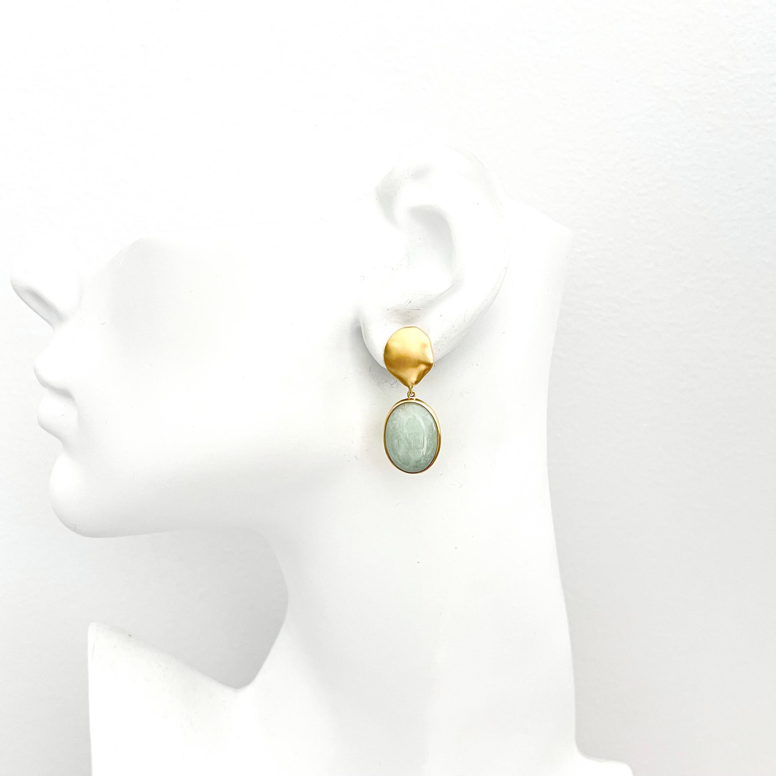 Orecchini a goccia ovali con cabochon di berillo verde in vermeil In condizioni Nuovo in vendita a Los Angeles, CA