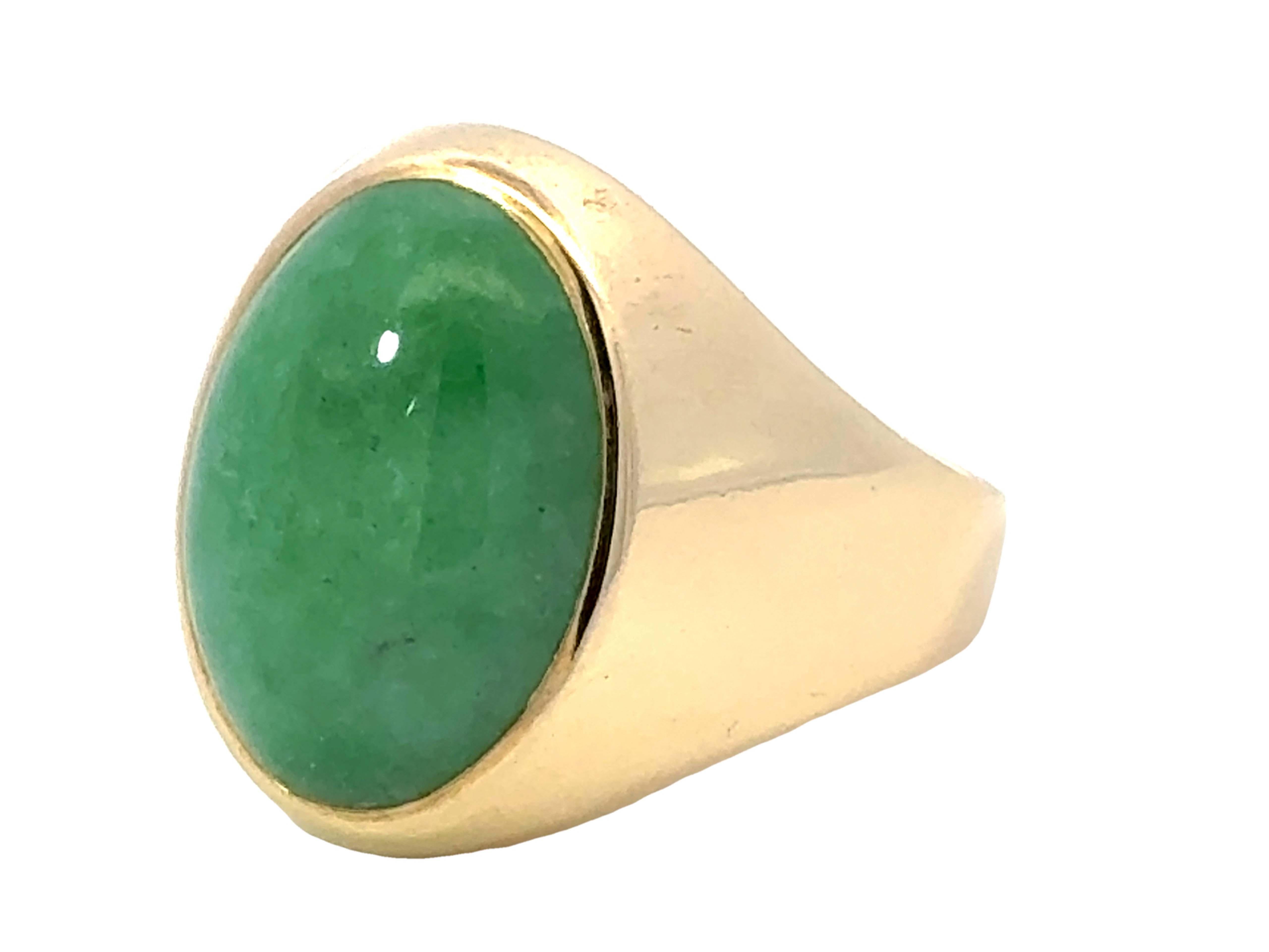 Oval Cabochon Green Jade Ring 14K Yellow Gold In Excellent Condition For Sale In Honolulu, HI