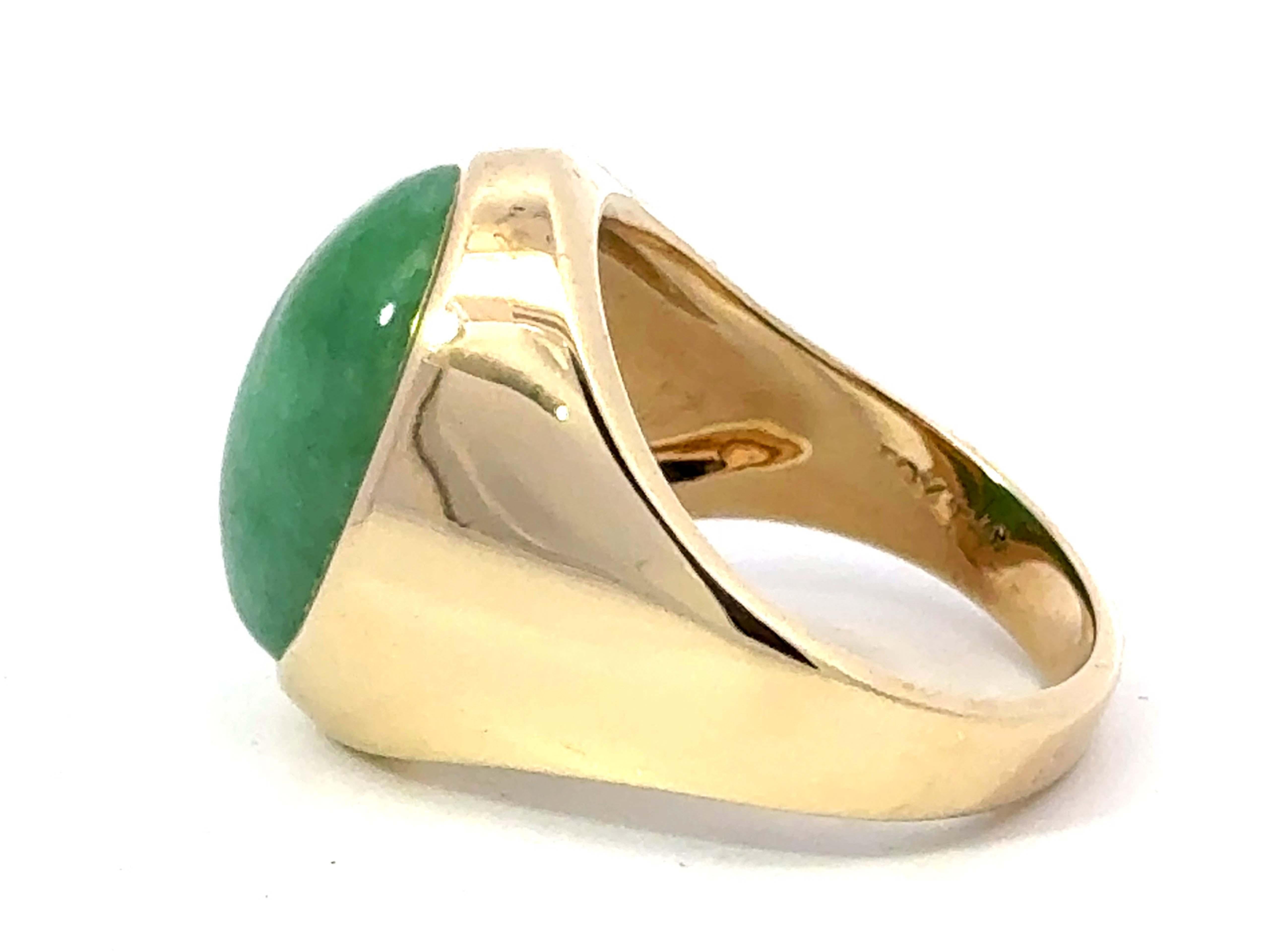 Oval Cabochon Green Jade Ring 14K Yellow Gold For Sale 1