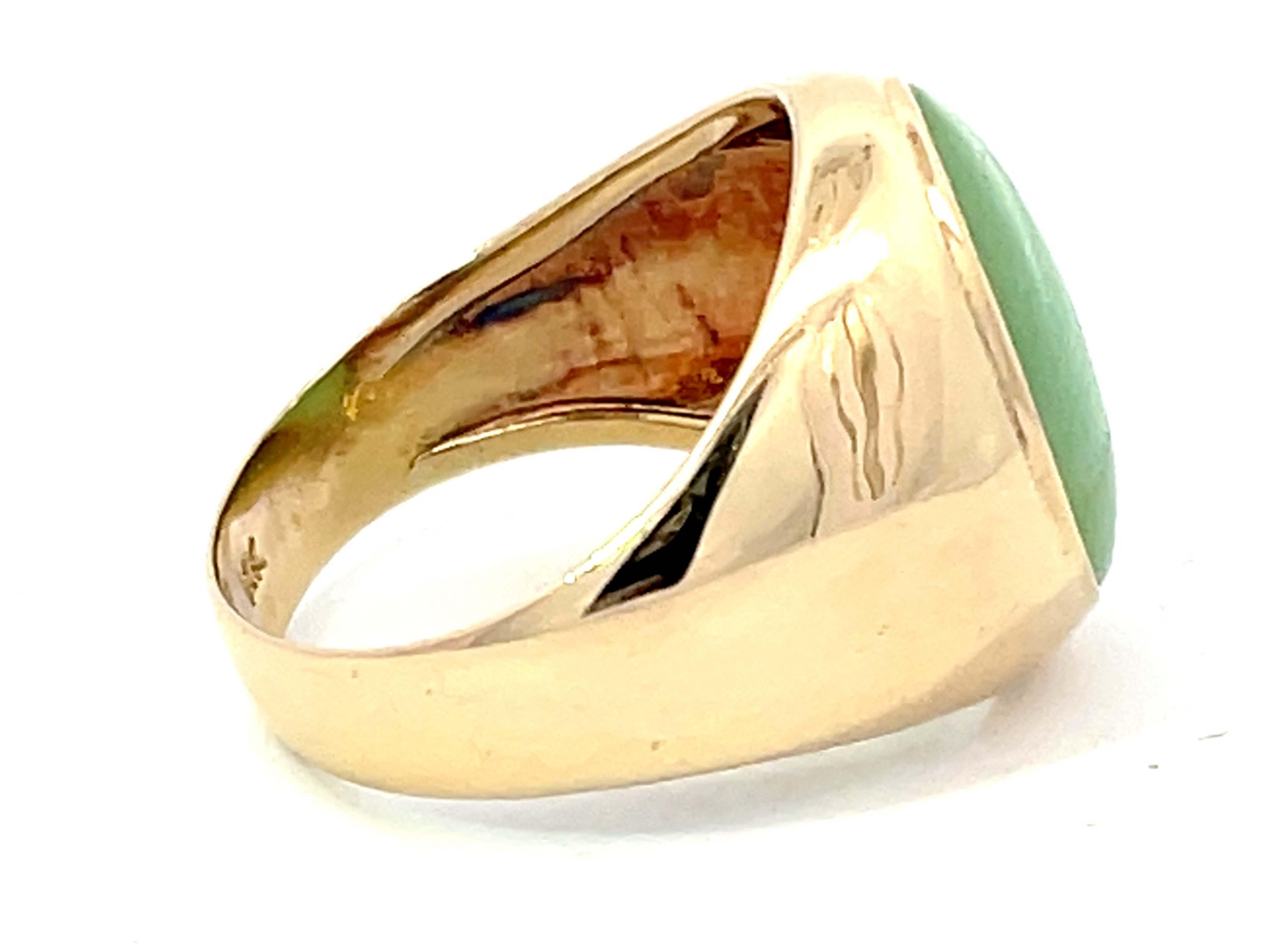 Modern Oval Cabochon Green Jade Ring in 14k Yellow Gold For Sale