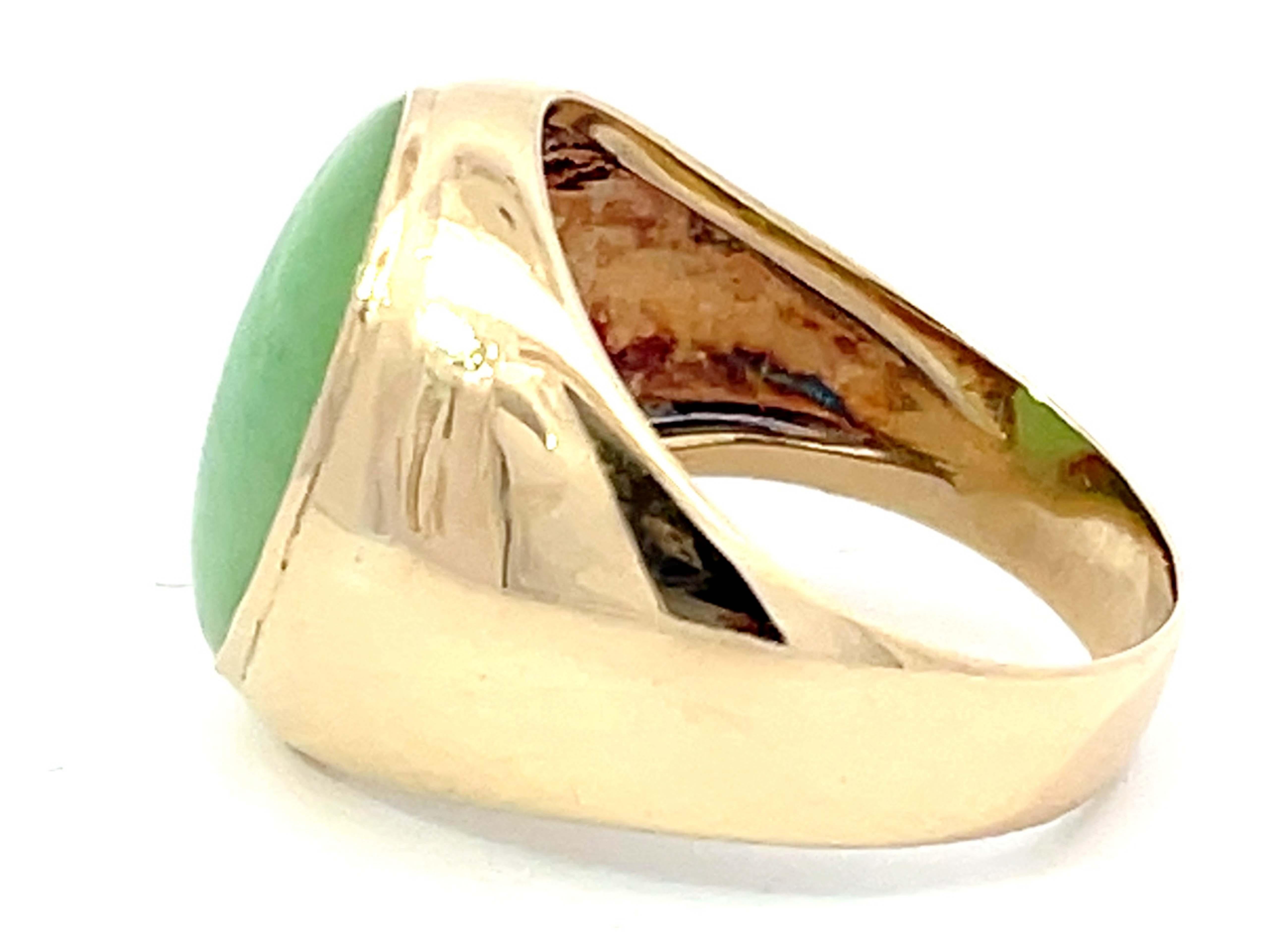 Oval Cabochon Green Jade Ring in 14k Yellow Gold In Excellent Condition For Sale In Honolulu, HI