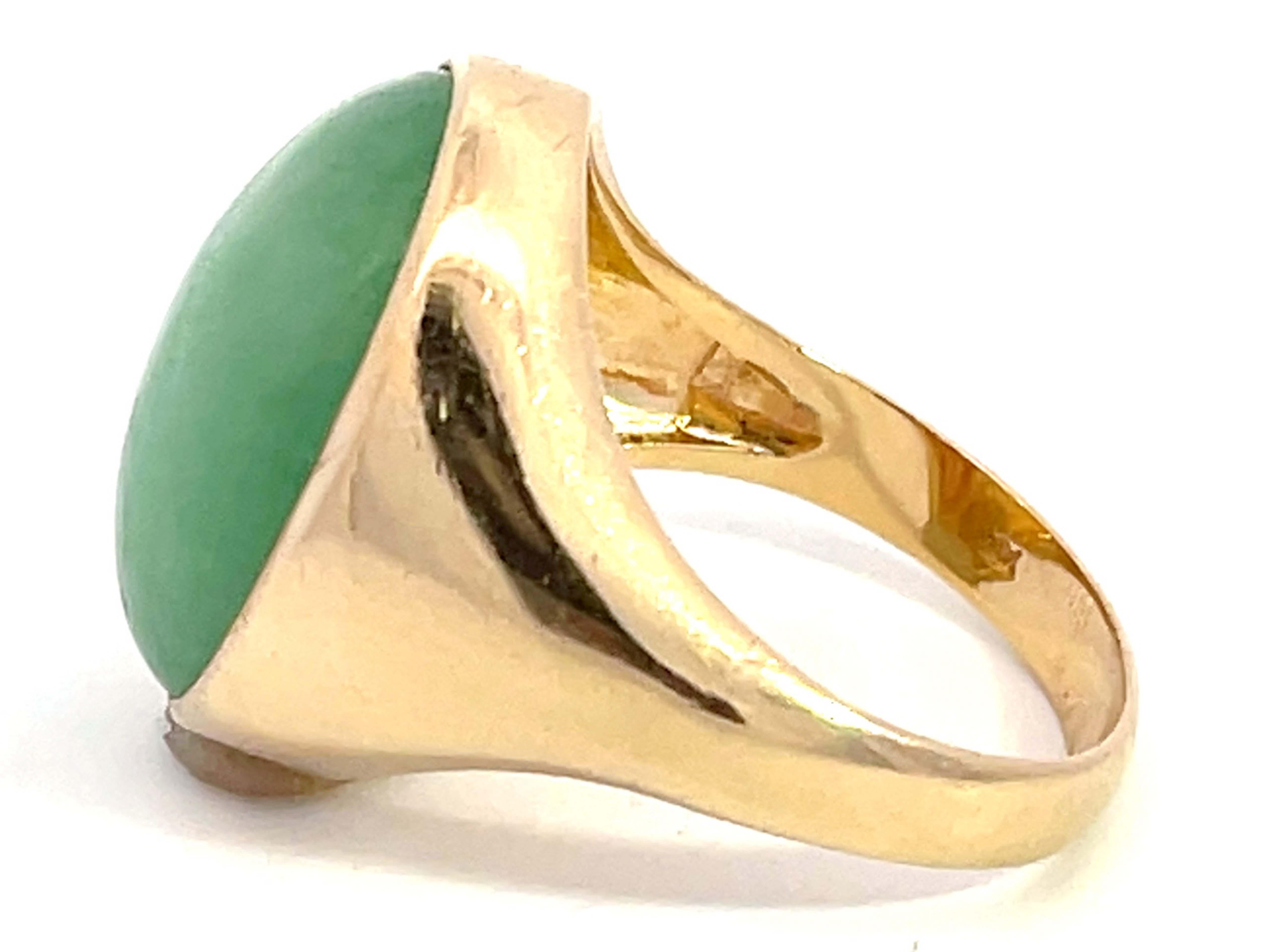 Oval Cabochon Green Jade Ring in 14k Yellow Gold In Excellent Condition For Sale In Honolulu, HI