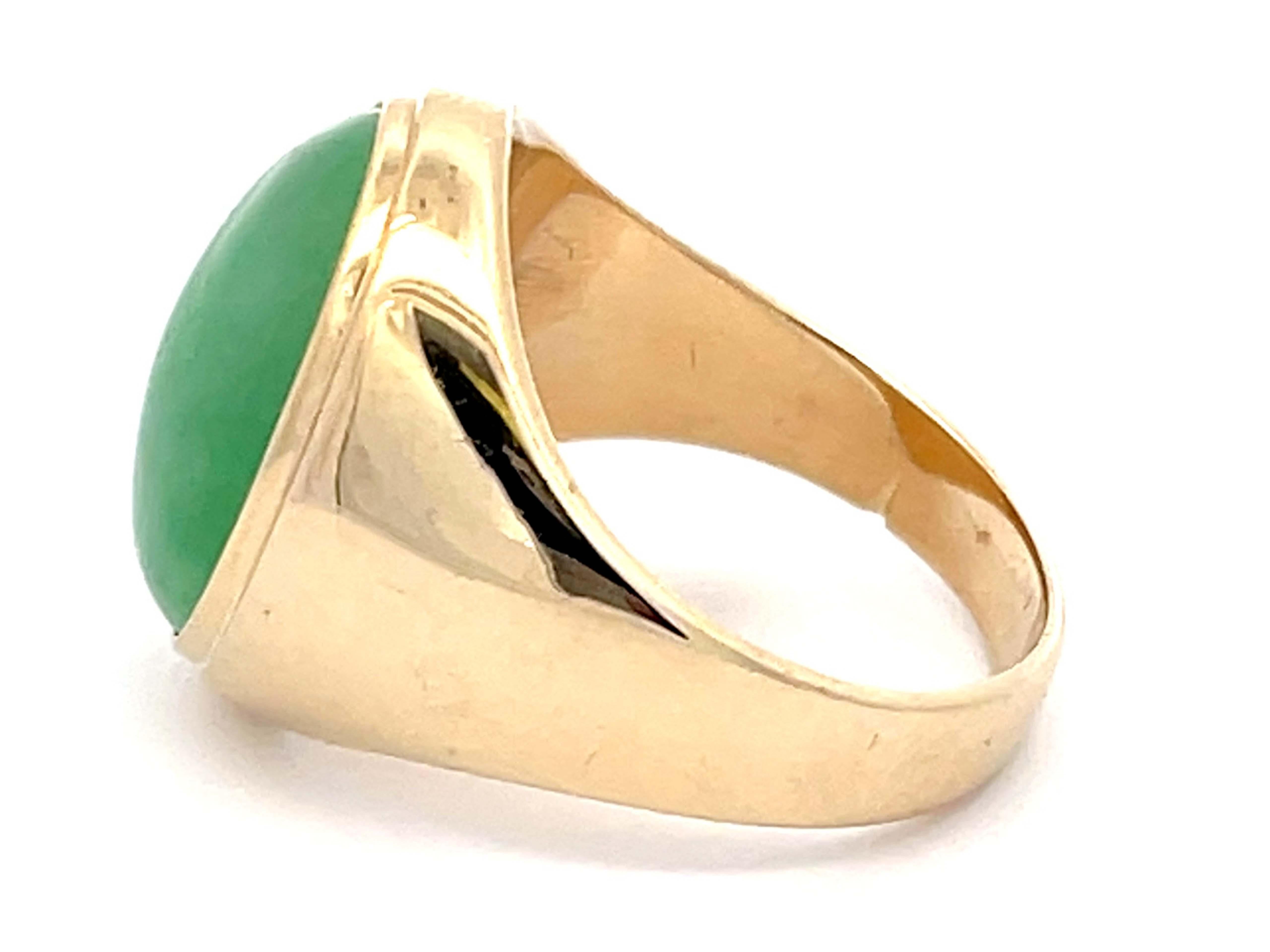 Modern Oval Cabochon Green Jade Ring in 14k Yellow Gold For Sale
