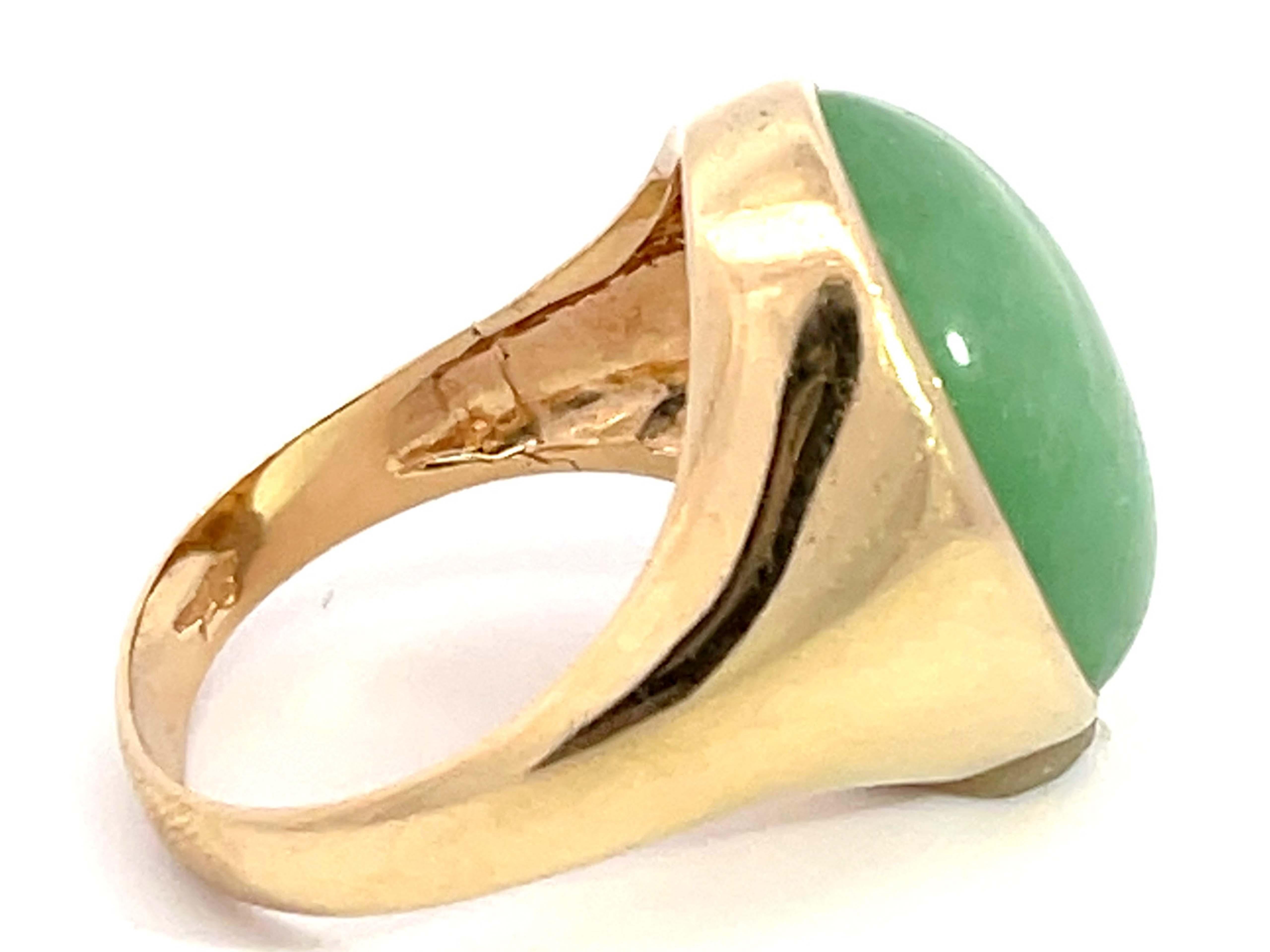 Women's Oval Cabochon Green Jade Ring in 14k Yellow Gold For Sale