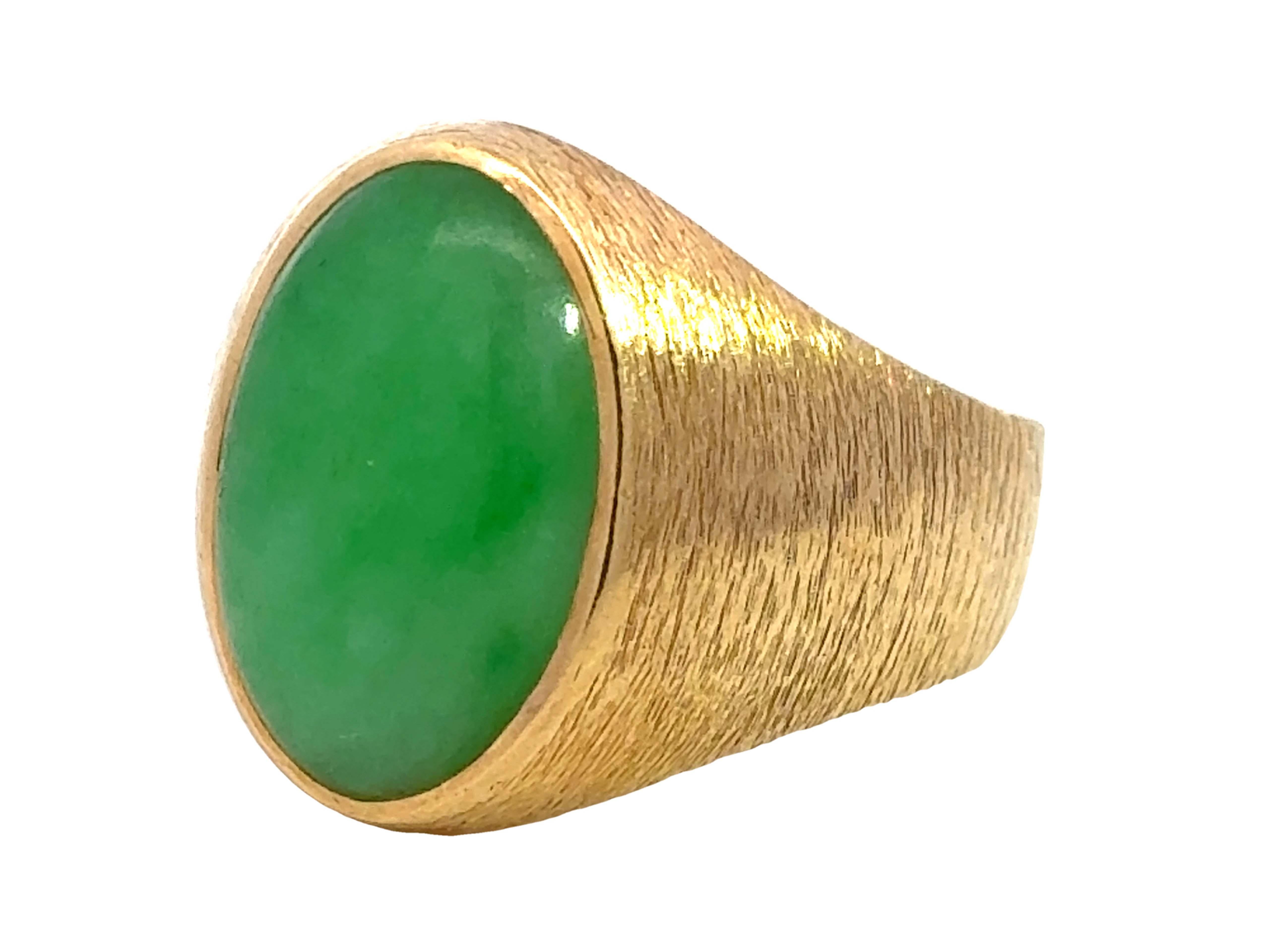 Oval Cabochon Green Jade Ring Satin Finish 14K Yellow Gold In Excellent Condition For Sale In Honolulu, HI