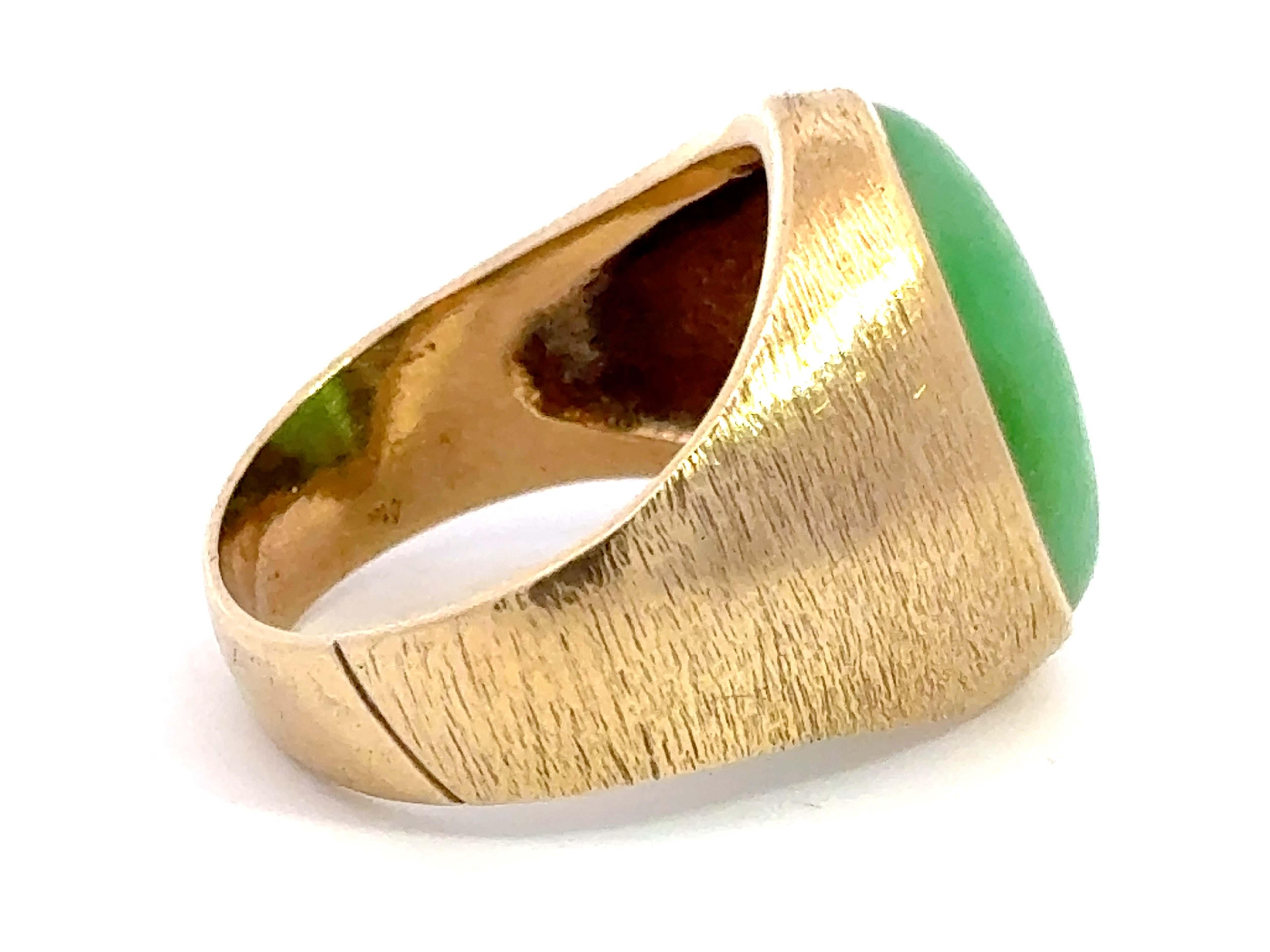 Women's Oval Cabochon Green Jade Ring Satin Finish 14K Yellow Gold For Sale
