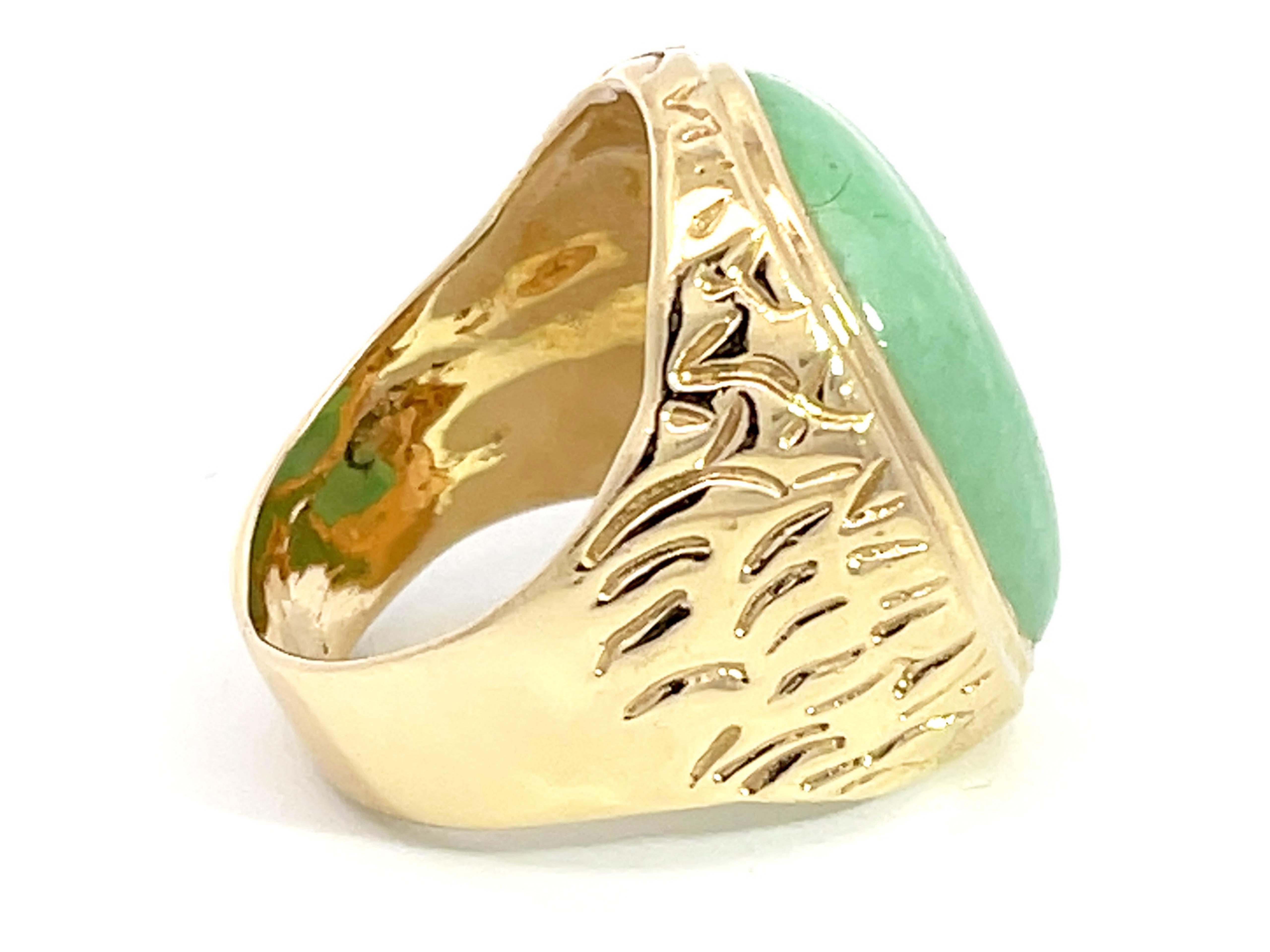 Oval Cabochon Green Jade Ring with Textured Bark Shoulders in 14k Yellow Gold In Excellent Condition For Sale In Honolulu, HI