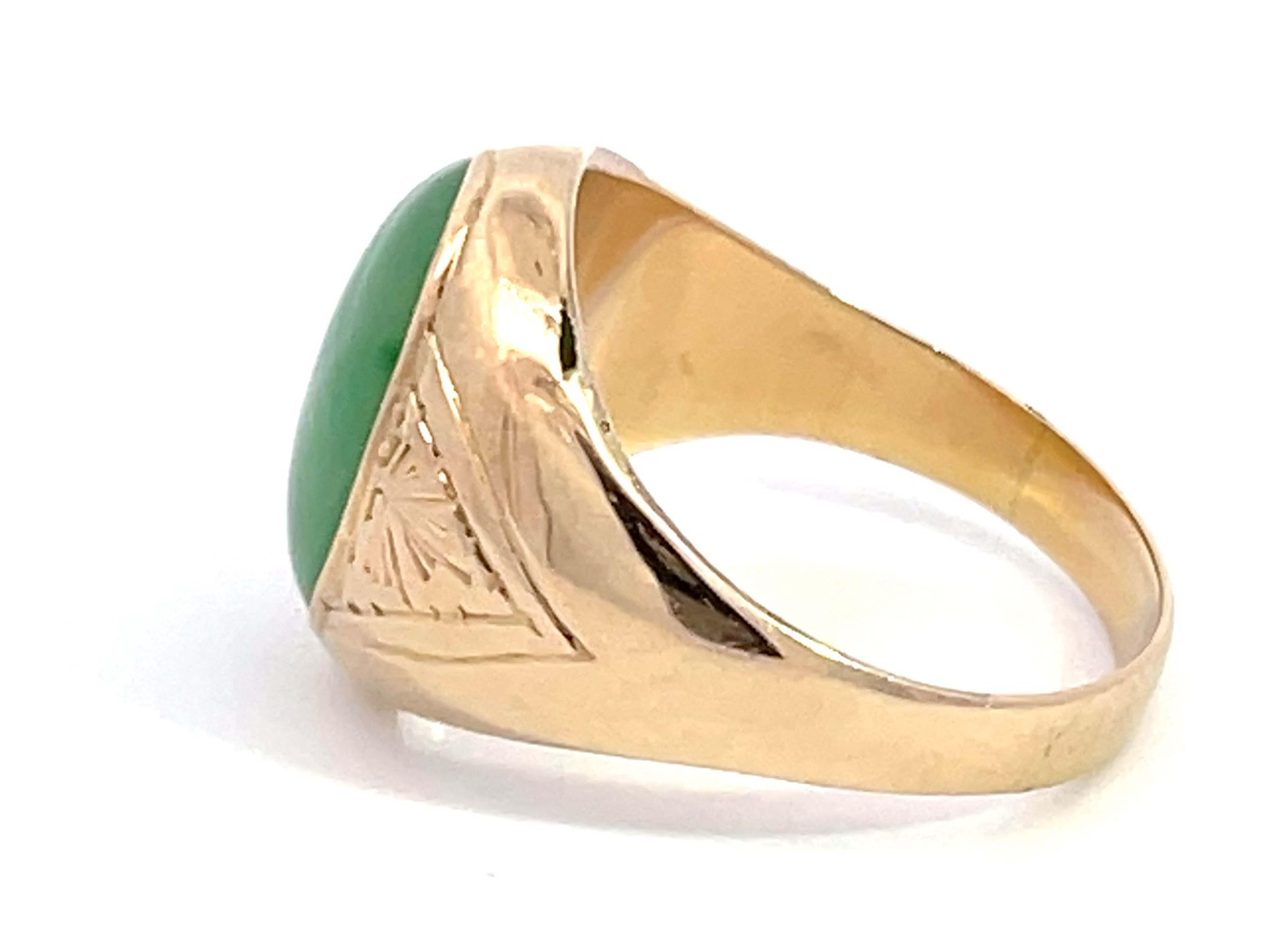 Oval Cabochon Green Jade Ring with Triangle Design Shoulders in 14k Yellow Gold In Excellent Condition For Sale In Honolulu, HI