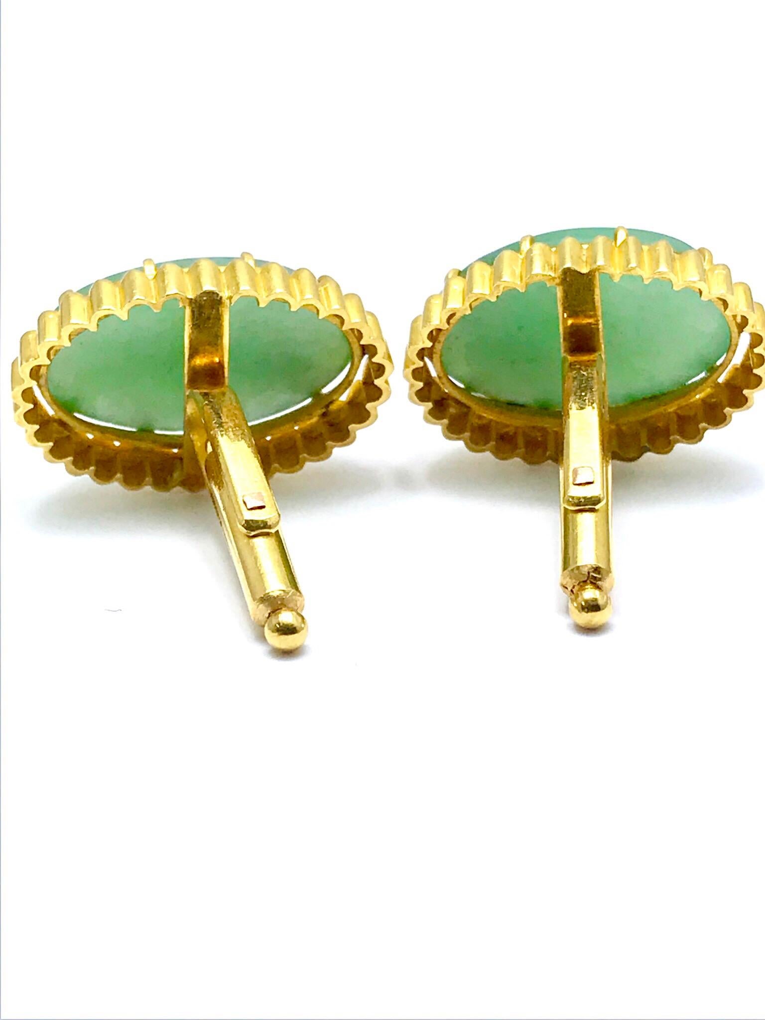 Oval Cabochon Jade and 18 Karat Yellow Gold Cufflink Set In Excellent Condition For Sale In Chevy Chase, MD