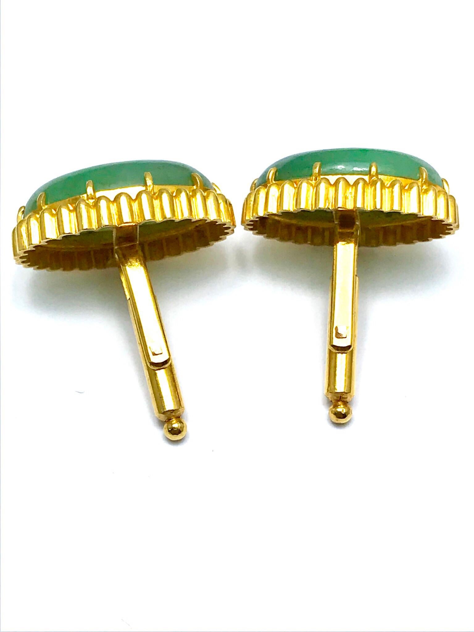 Women's or Men's Oval Cabochon Jade and 18 Karat Yellow Gold Cufflink Set For Sale