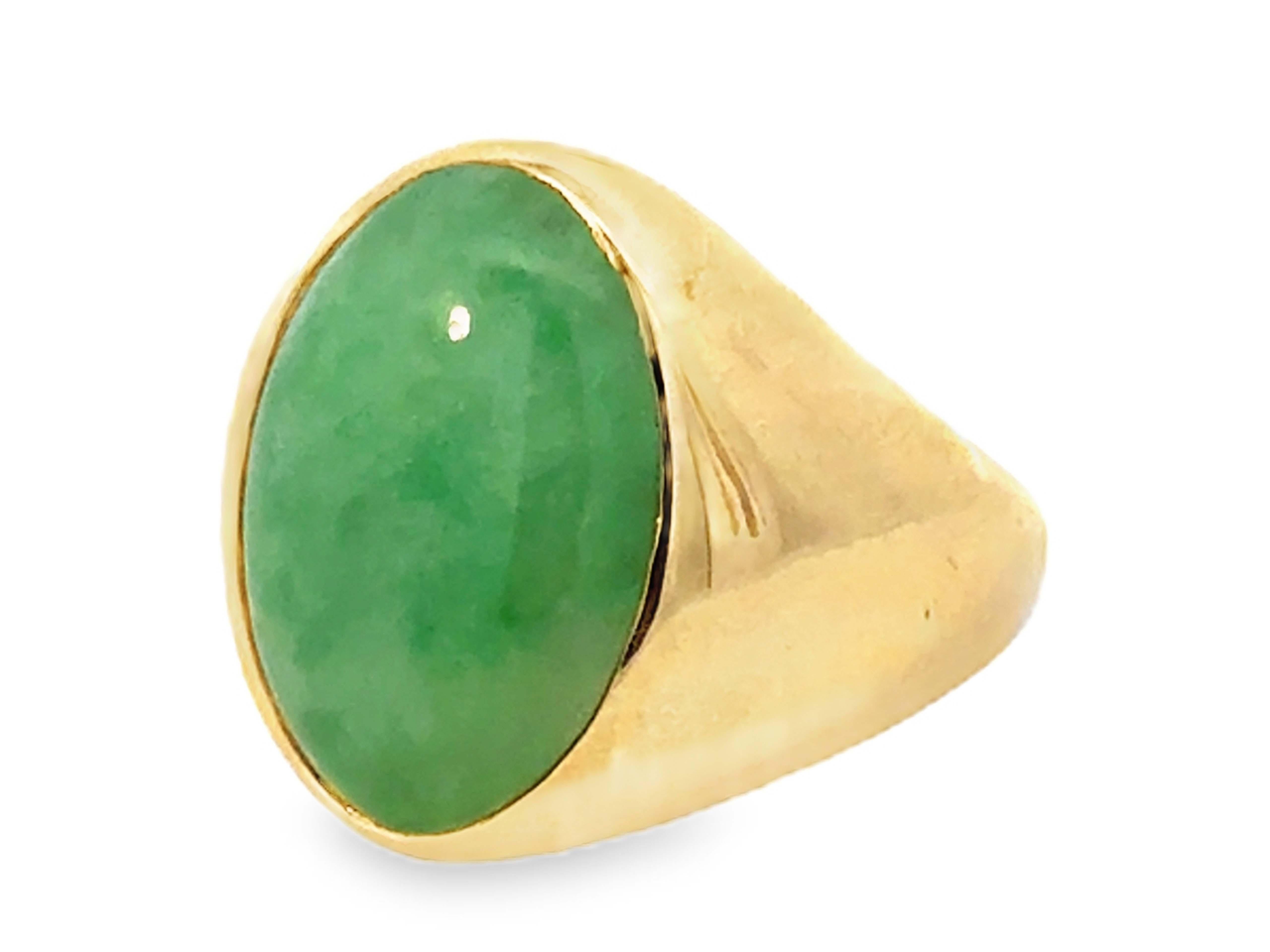 Oval Cabochon Mottled Green Jade Ring 14K Yellow Gold In Excellent Condition For Sale In Honolulu, HI
