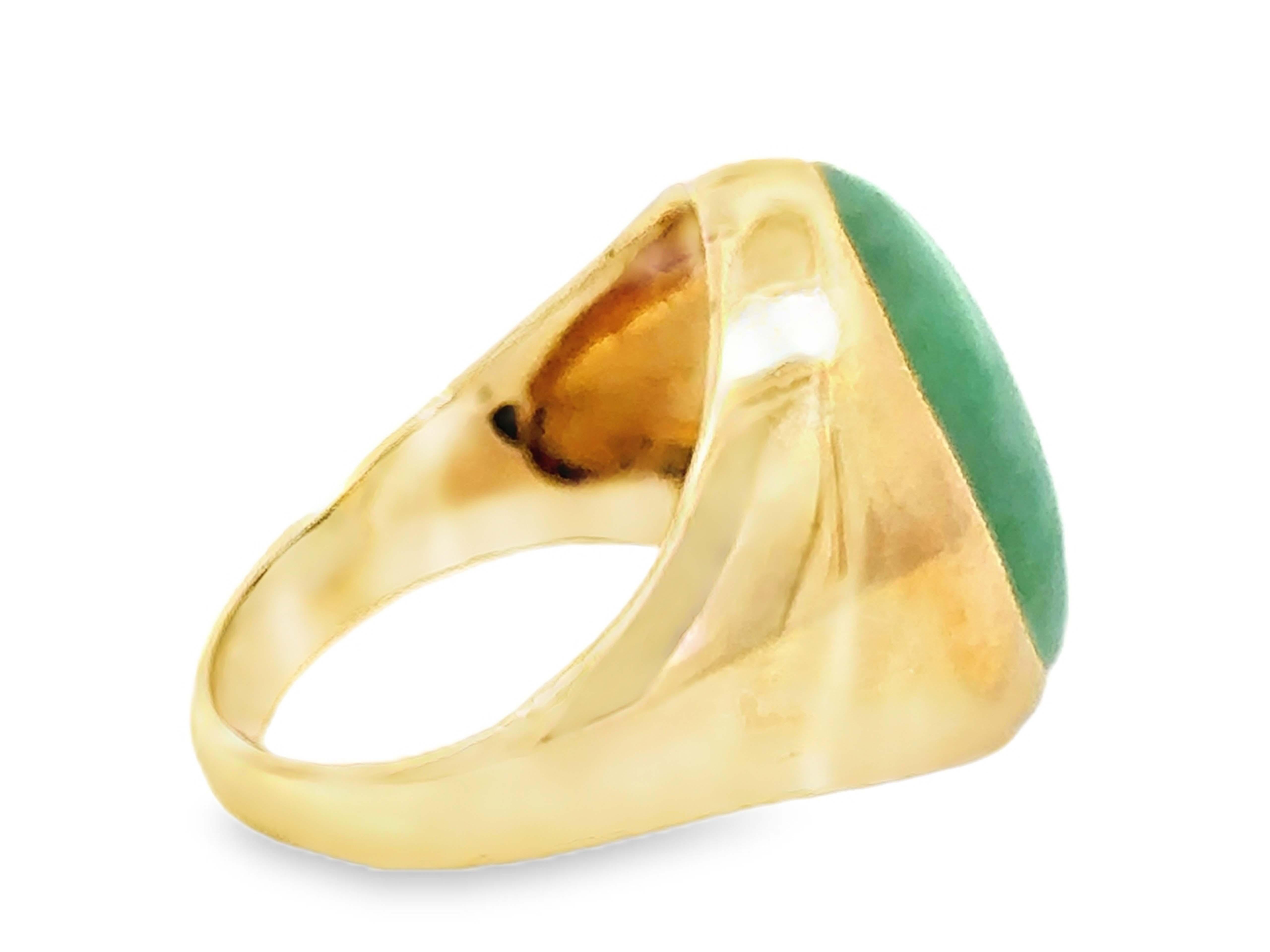 Women's or Men's Oval Cabochon Mottled Green Jade Ring 14K Yellow Gold For Sale