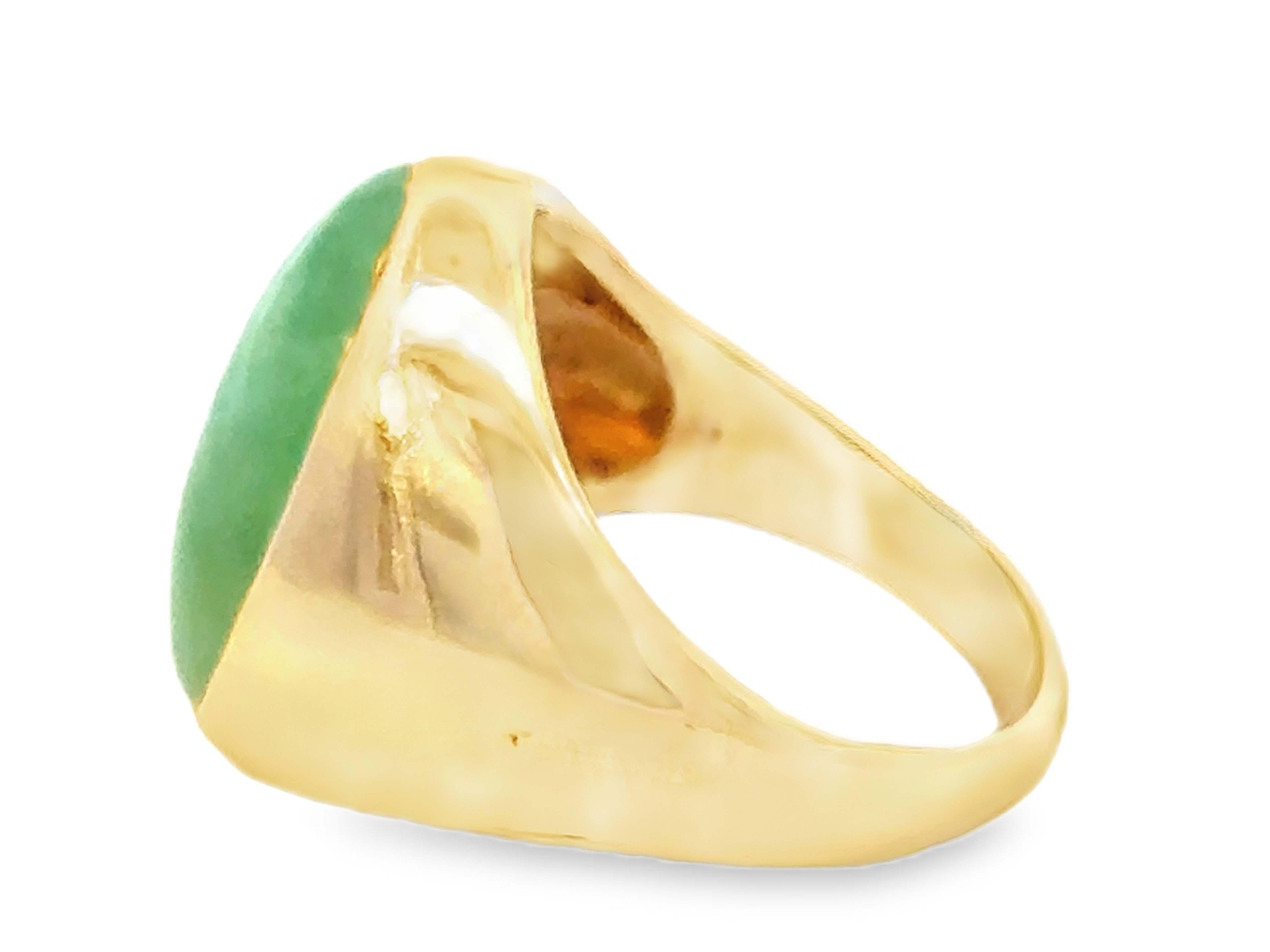 Oval Cabochon Mottled Green Jade Ring 14K Yellow Gold For Sale 1