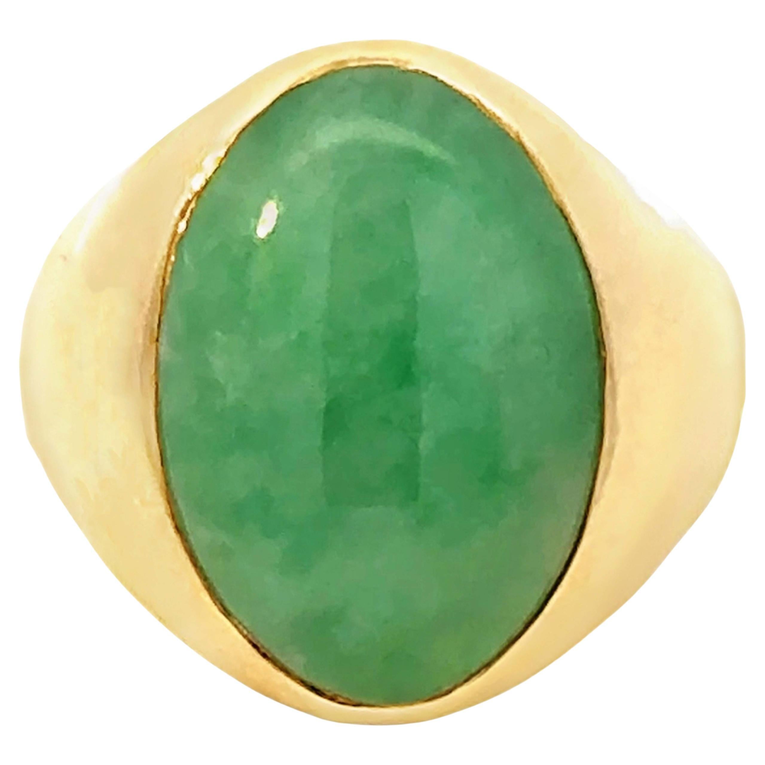 Ovaler Cabochon-Ring aus grüner Jade mit Mottled-Cabochon 14K Gelbgold