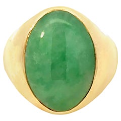 Ovaler Cabochon-Ring aus grüner Jade mit Mottled-Cabochon 14K Gelbgold