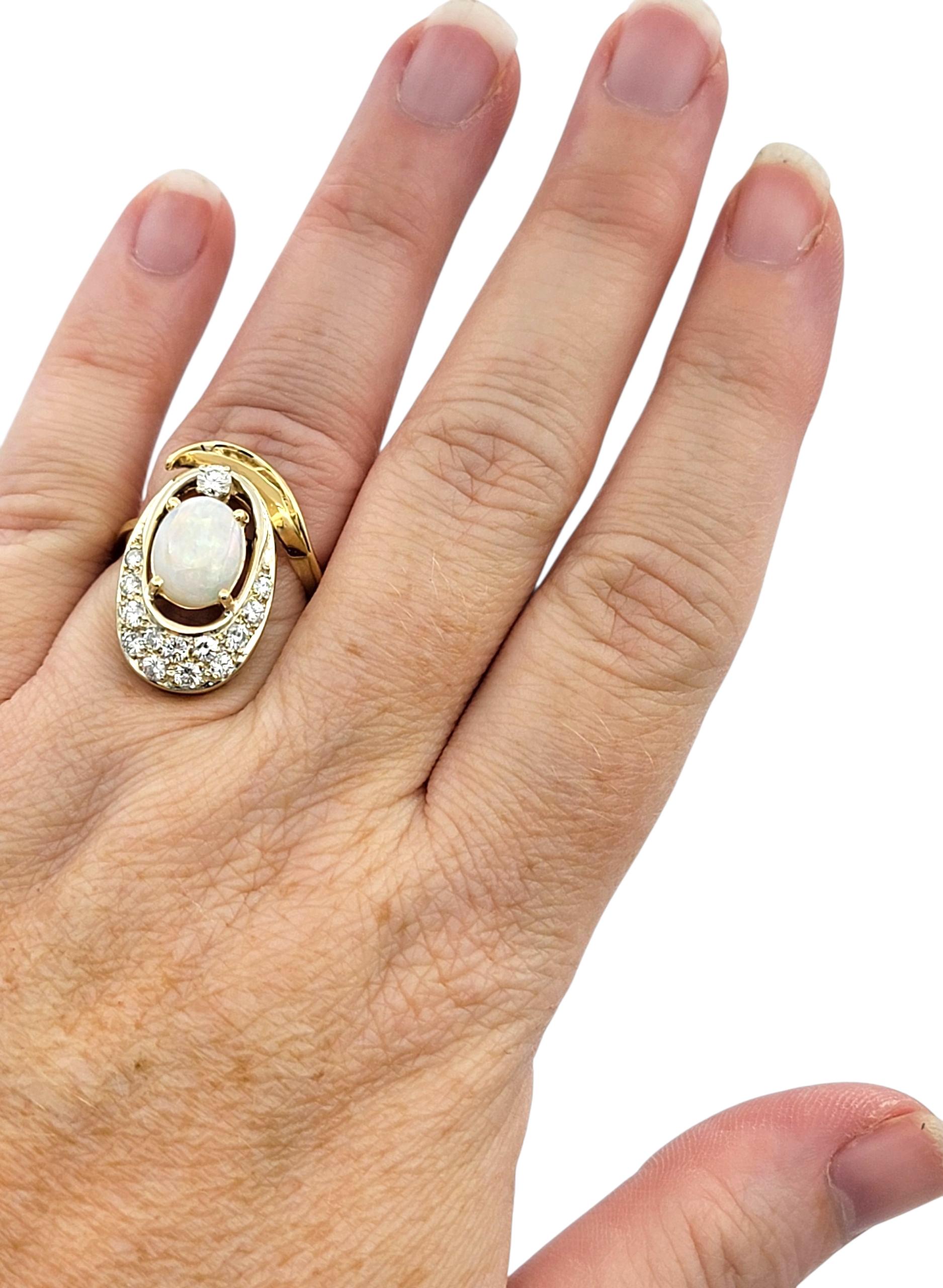 Ovaler Cabochon Opal und runder Diamant Länglicher Cocktailring 14 Karat Gelbgold im Angebot 5