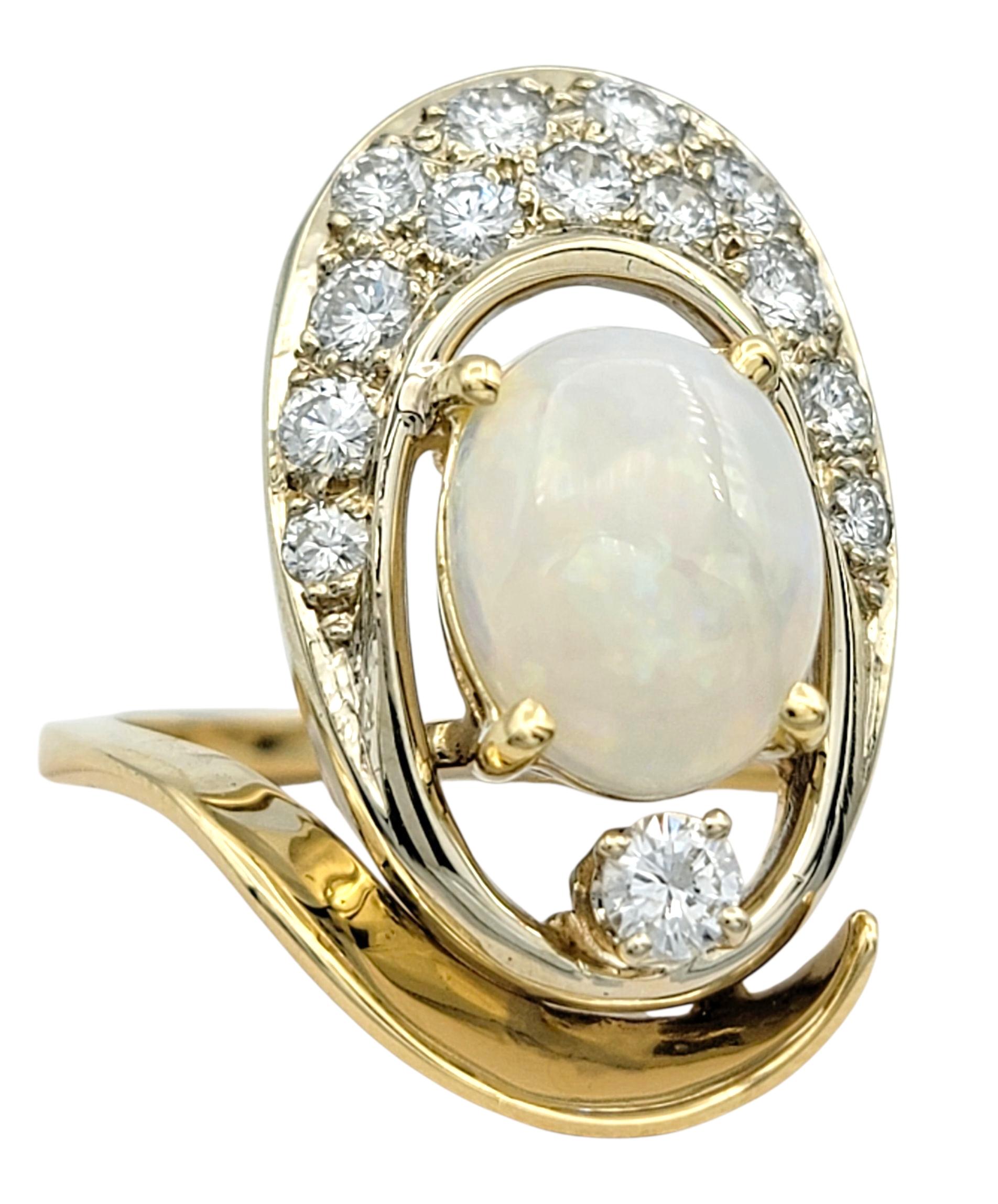Ovaler Cabochon Opal und runder Diamant Länglicher Cocktailring 14 Karat Gelbgold (Zeitgenössisch) im Angebot
