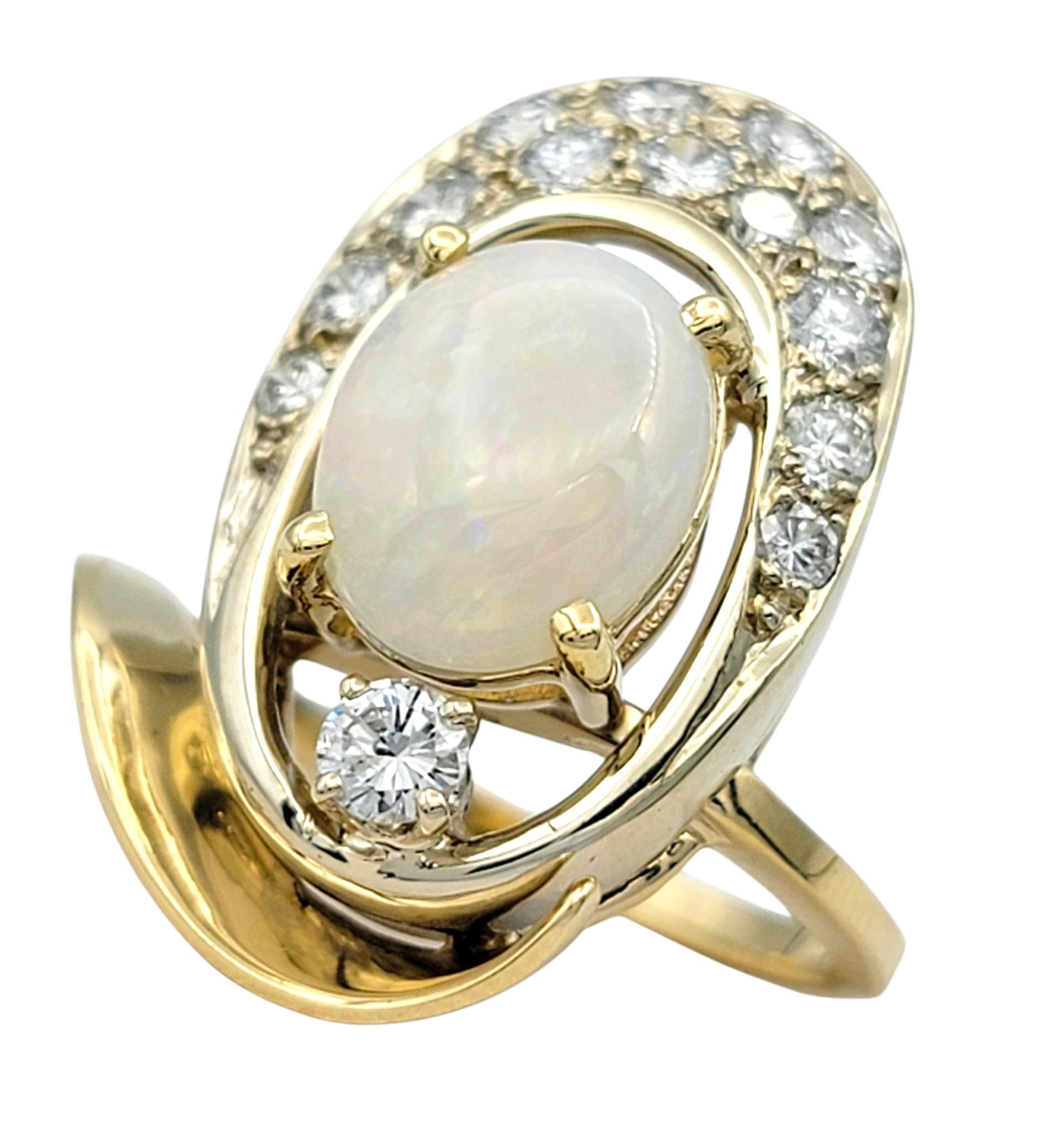 Ovaler Cabochon Opal und runder Diamant Länglicher Cocktailring 14 Karat Gelbgold im Zustand „Gut“ im Angebot in Scottsdale, AZ