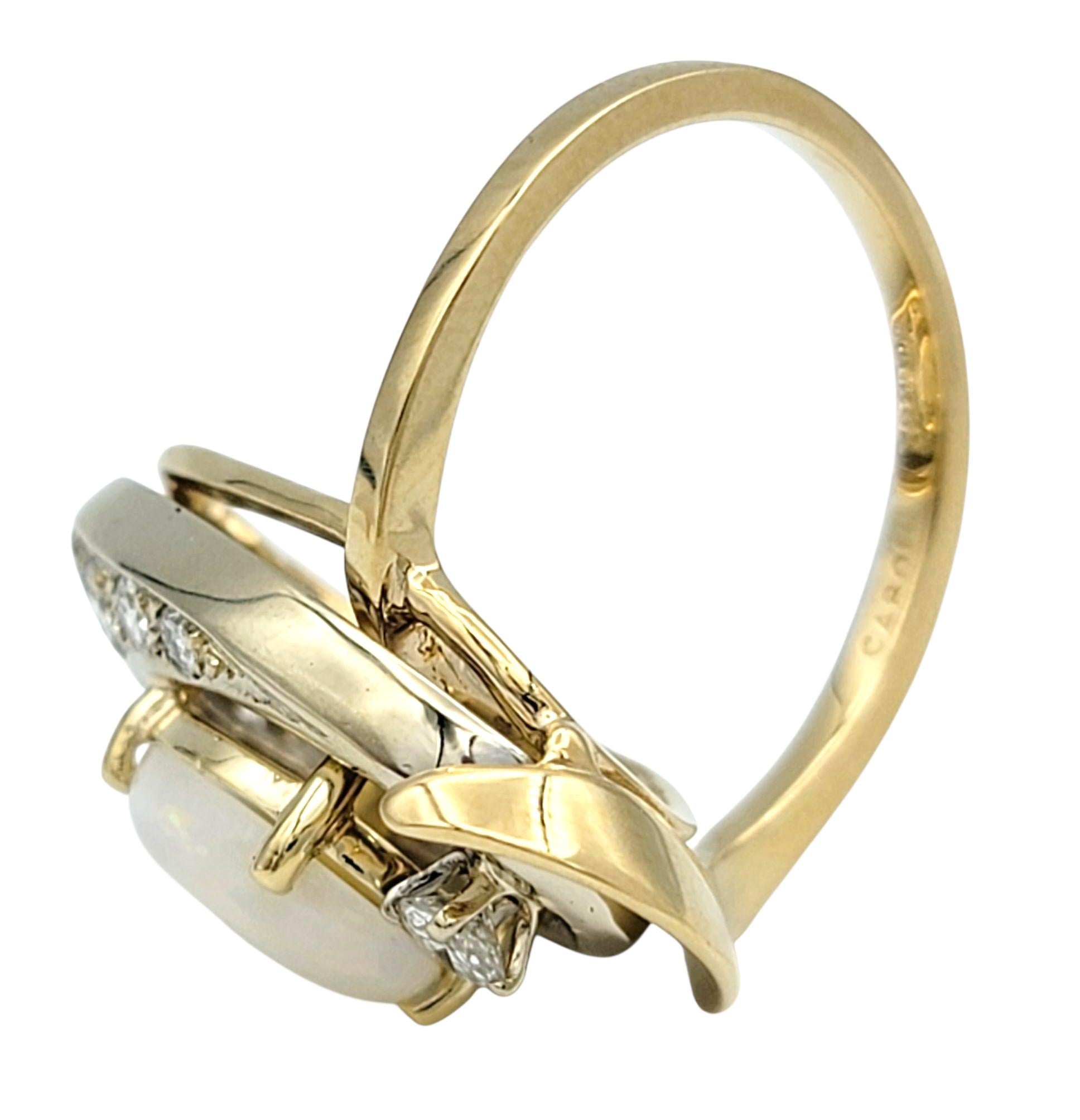 Ovaler Cabochon Opal und runder Diamant Länglicher Cocktailring 14 Karat Gelbgold Damen im Angebot