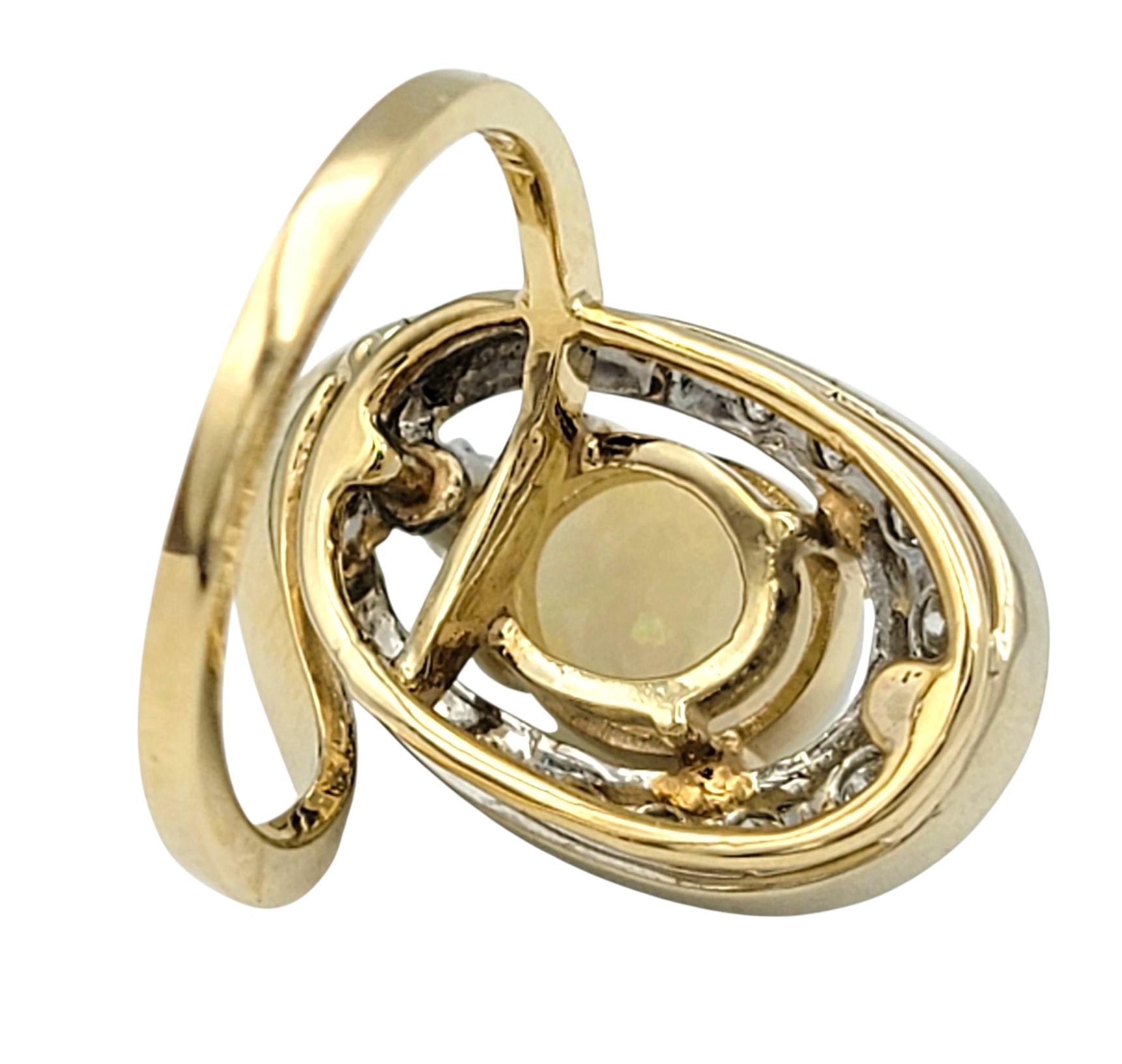 Ovaler Cabochon Opal und runder Diamant Länglicher Cocktailring 14 Karat Gelbgold im Angebot 1