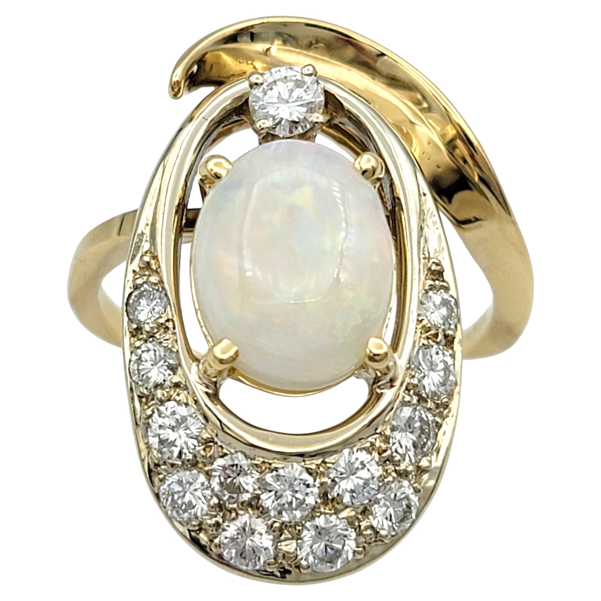 Bague cocktail ovale en opale cabochon et diamant rond oblong en or jaune 14 carats