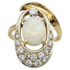 Anello cocktail ovale cabochon con opale e diamante rotondo oblungo in oro giallo 14 carati
