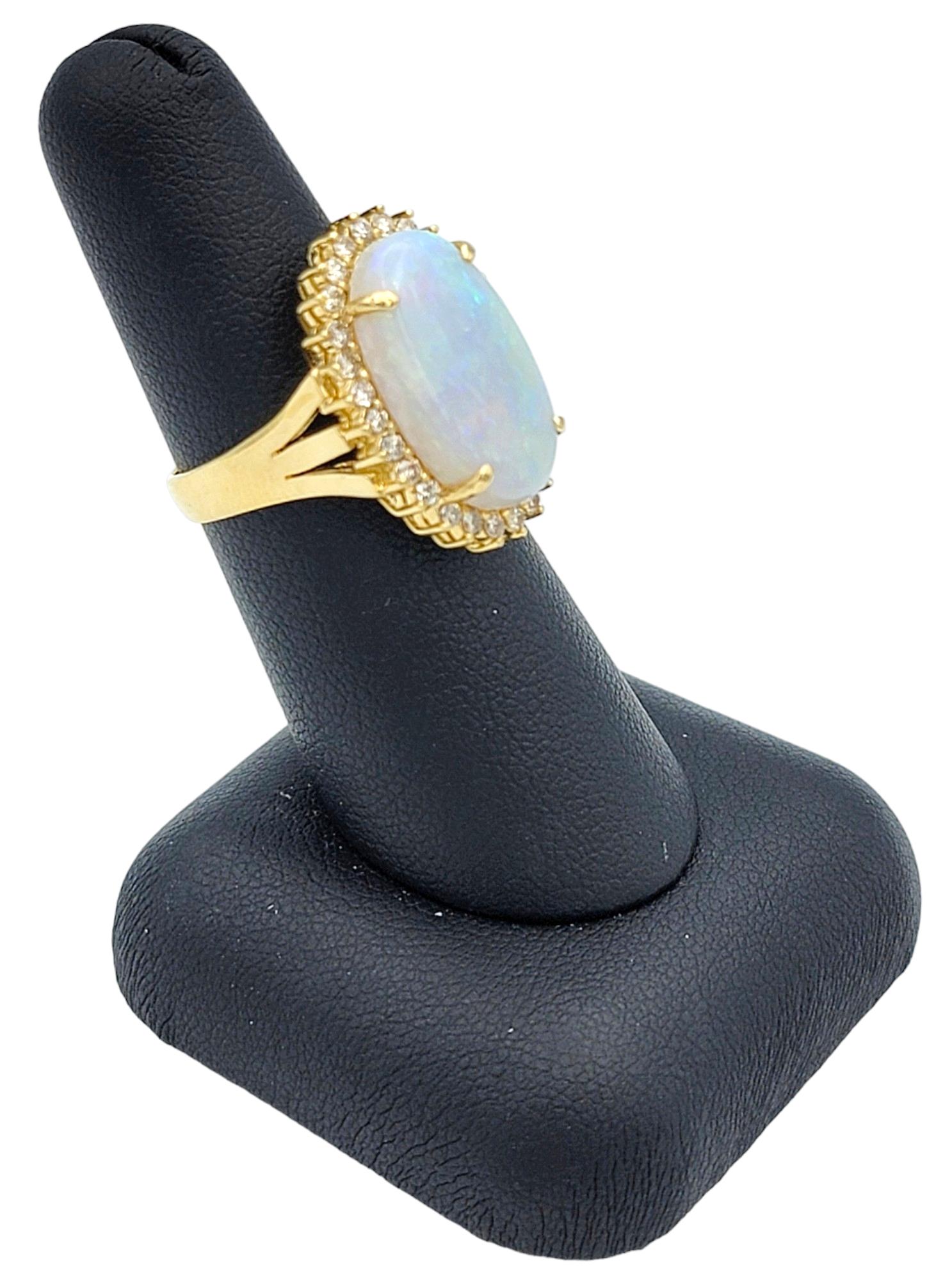 Bague cocktail en or jaune 14 carats avec opale cabochon ovale et halo de diamants en vente 4