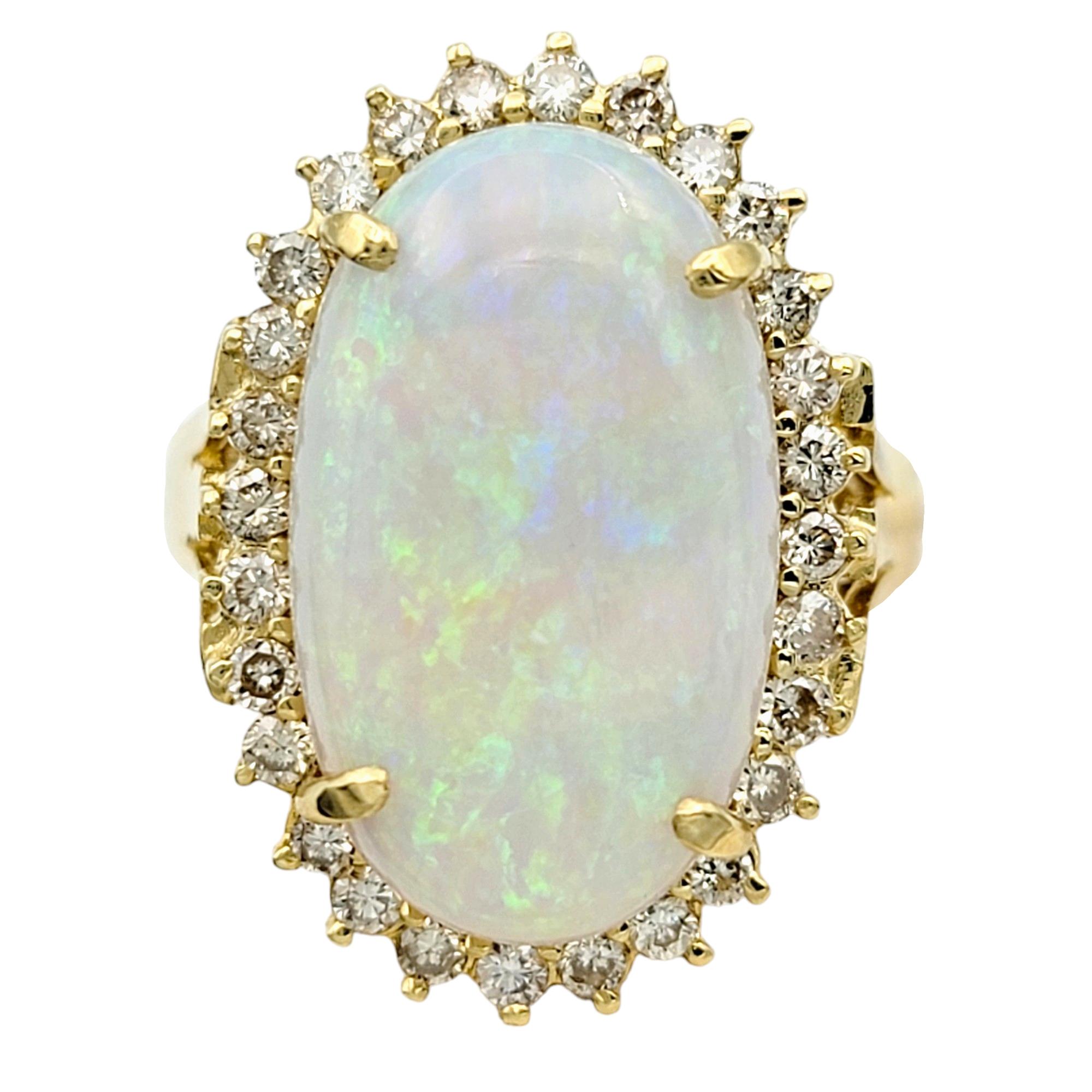 Taille de l'anneau : 6.5

Cette exquise bague en opale cabochon ovale est magnifiquement sertie en or jaune 14 carats. La pièce maîtresse de ce superbe objet est une captivante opale ovale en cabochon, dont le jeu de couleurs irisées offre un