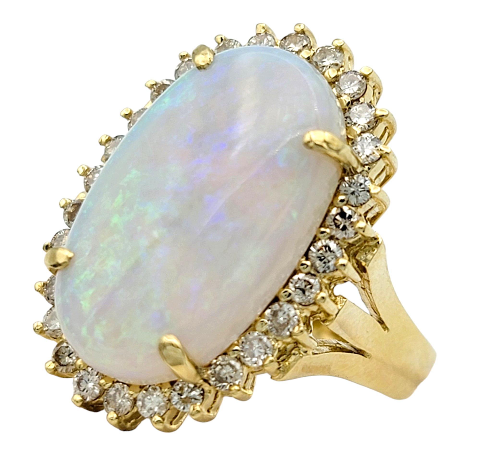 Contemporain Bague cocktail en or jaune 14 carats avec opale cabochon ovale et halo de diamants en vente