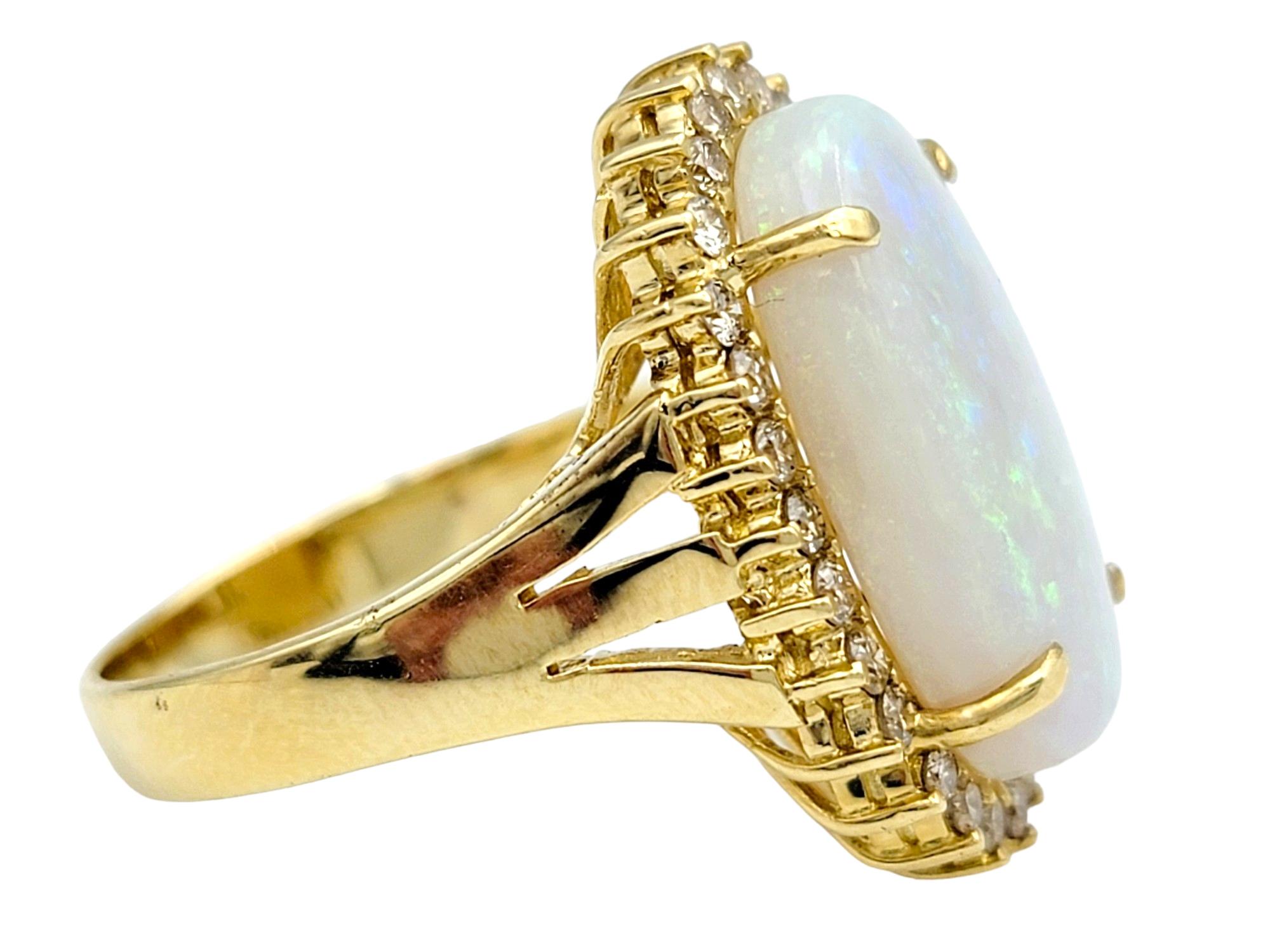 Taille ovale Bague cocktail en or jaune 14 carats avec opale cabochon ovale et halo de diamants en vente