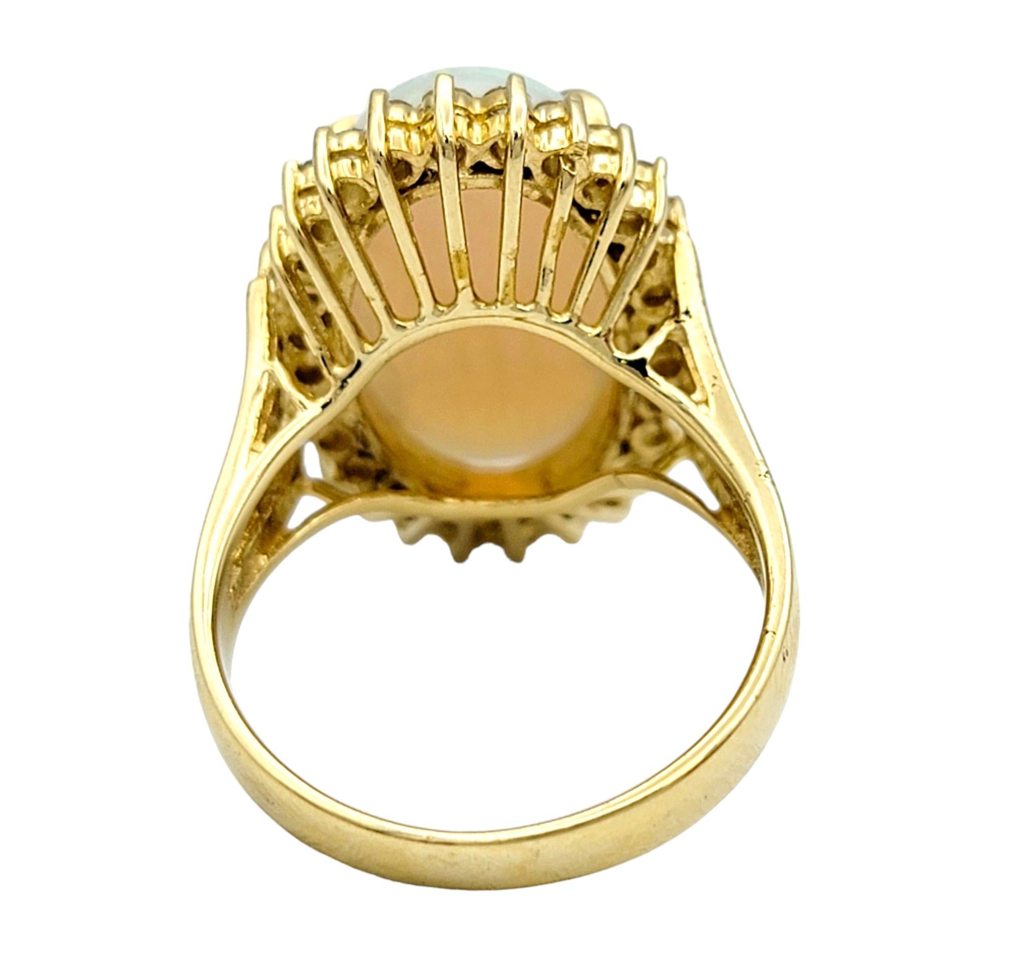 Bague cocktail en or jaune 14 carats avec opale cabochon ovale et halo de diamants Bon état - En vente à Scottsdale, AZ