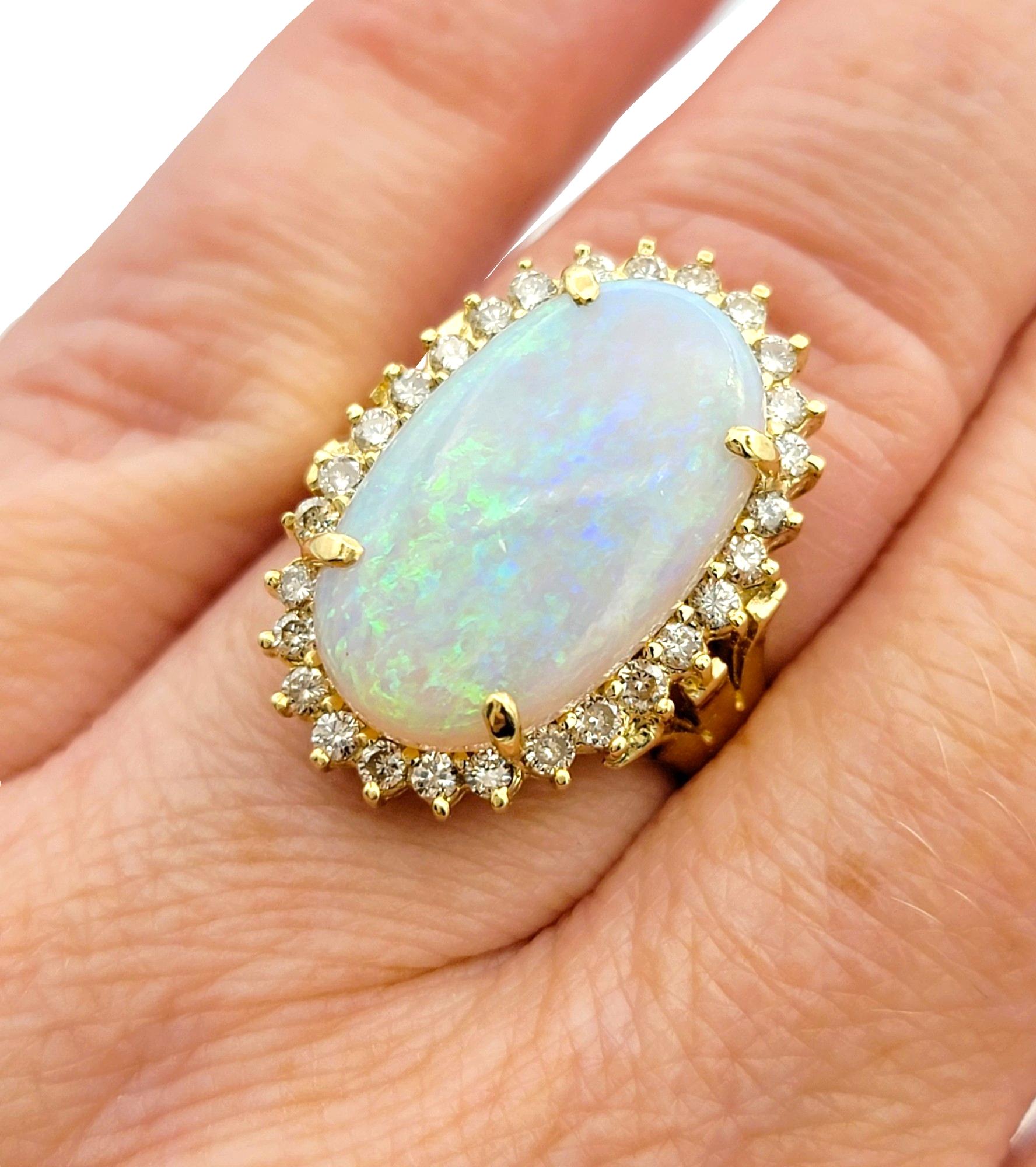 Bague cocktail en or jaune 14 carats avec opale cabochon ovale et halo de diamants en vente 1