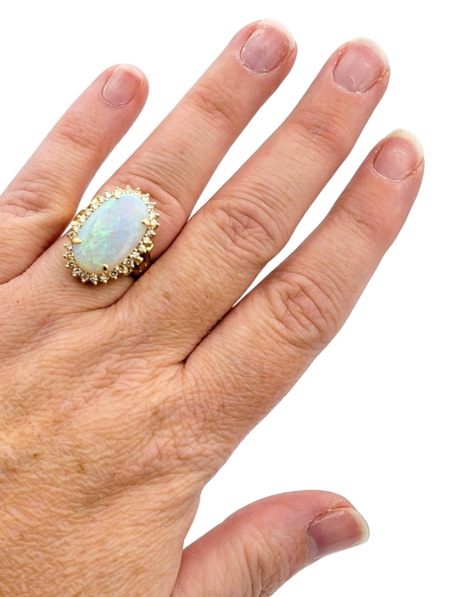 Bague cocktail en or jaune 14 carats avec opale cabochon ovale et halo de diamants en vente 2