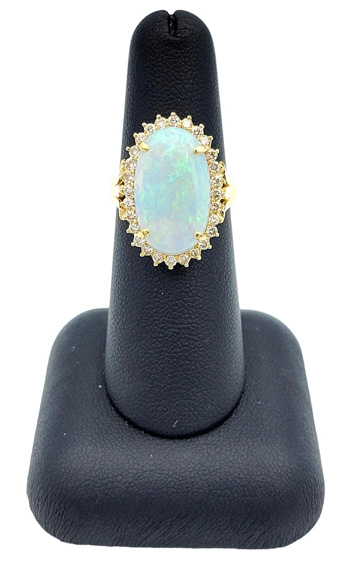 Bague cocktail en or jaune 14 carats avec opale cabochon ovale et halo de diamants en vente 3