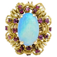 Ovaler Cabochon-Opal-Cocktailring mit Opal und Rubinen aus strukturiertem 14 Karat Gelbgold