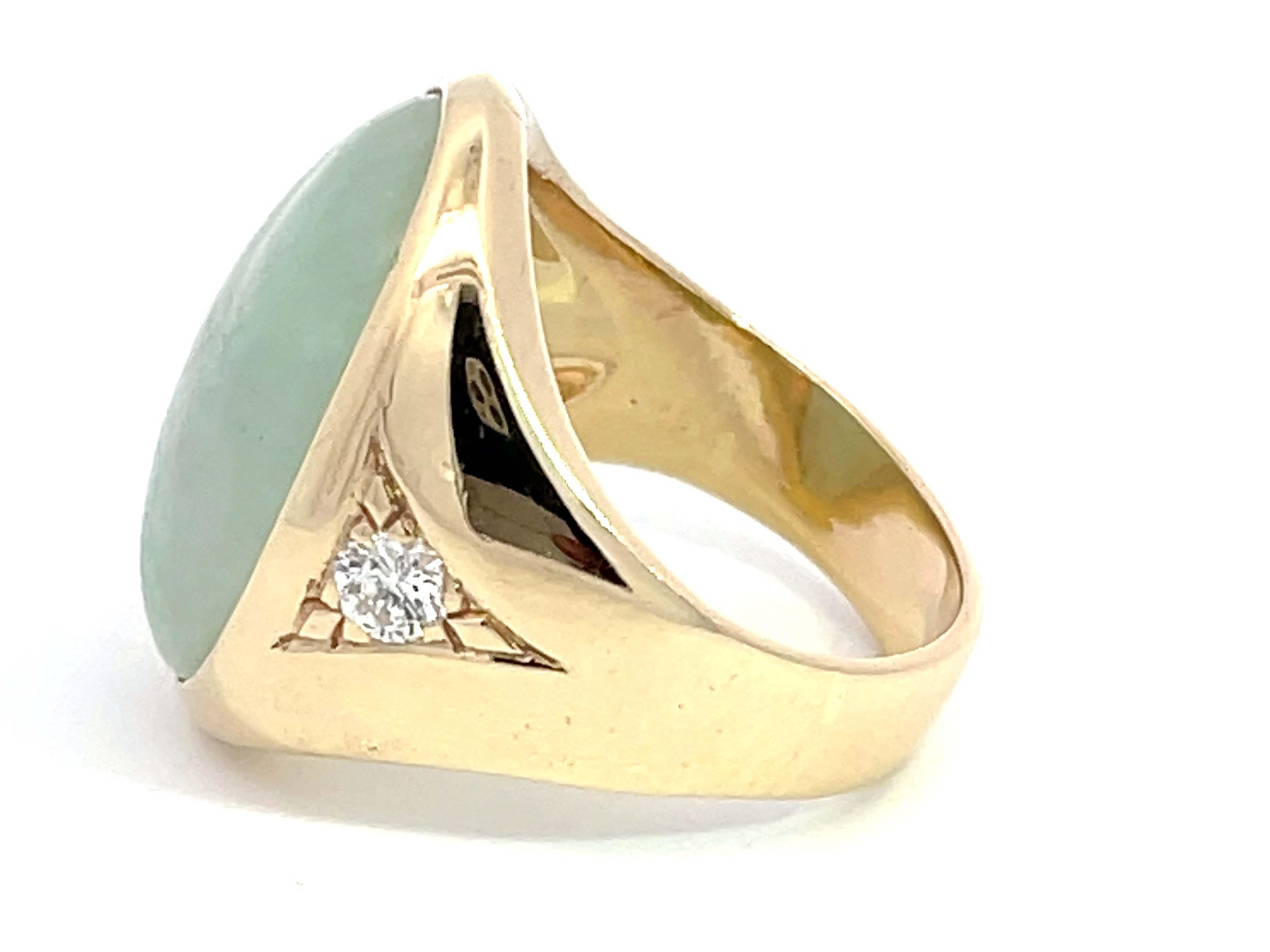 Oval Cabochon Pale Green Jade and Diamond Ring in 14k Yellow Gold In Excellent Condition For Sale In Honolulu, HI