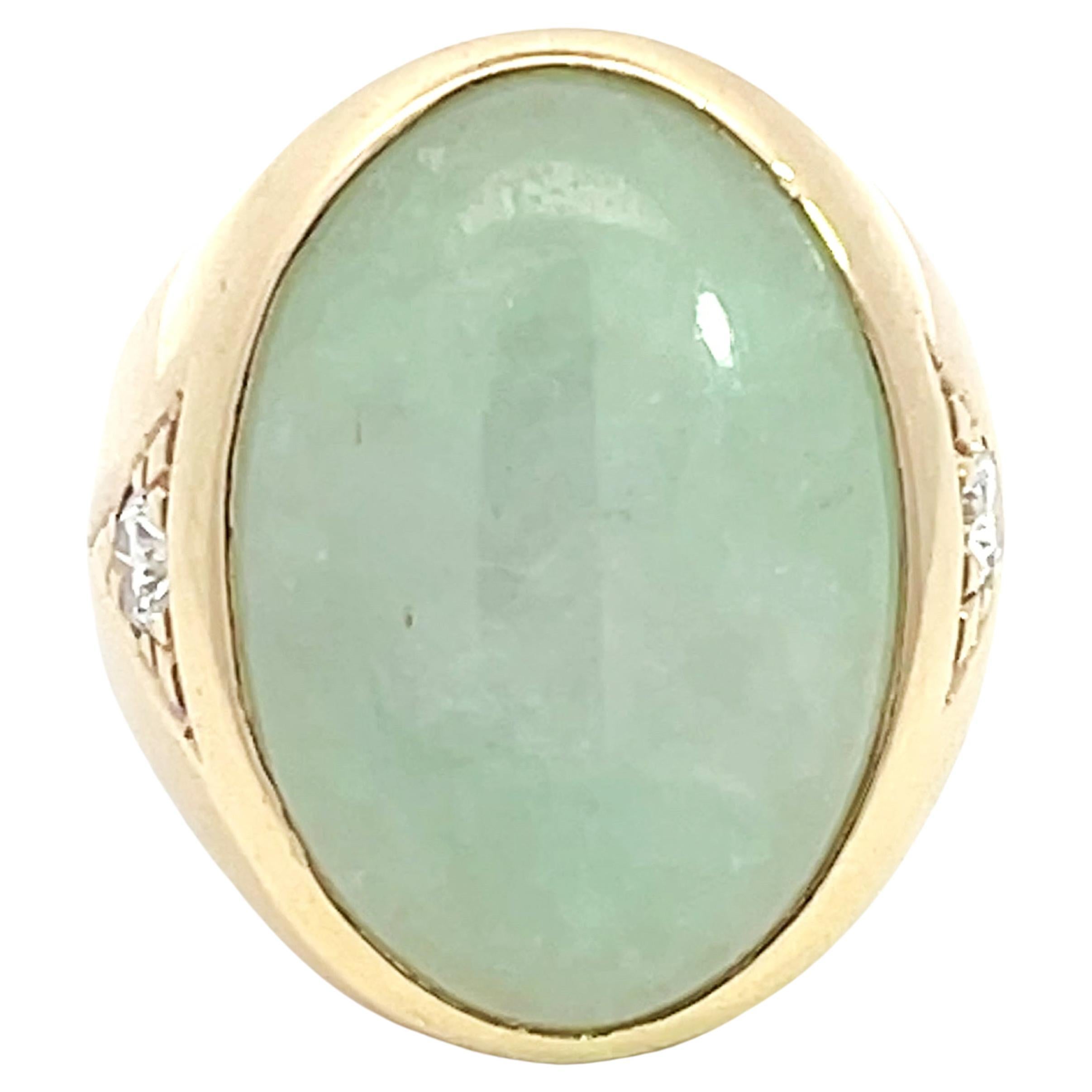 Anillo de oro amarillo de 14k con cabujón oval de jade verde pálido y diamantes