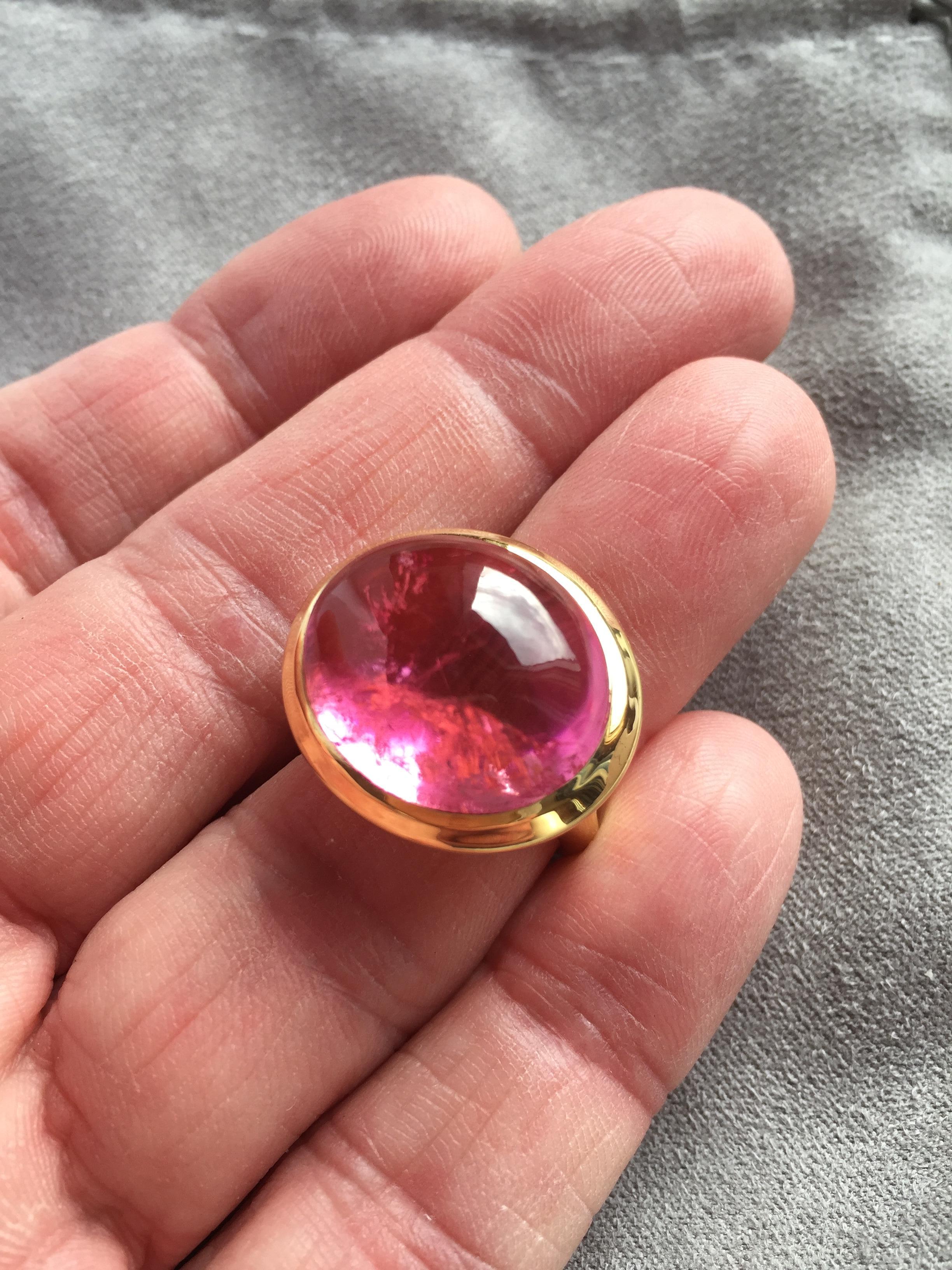 Oval Cabochon Pink Tourmaline Ring in 18 K Yellow Gold For Sale 1